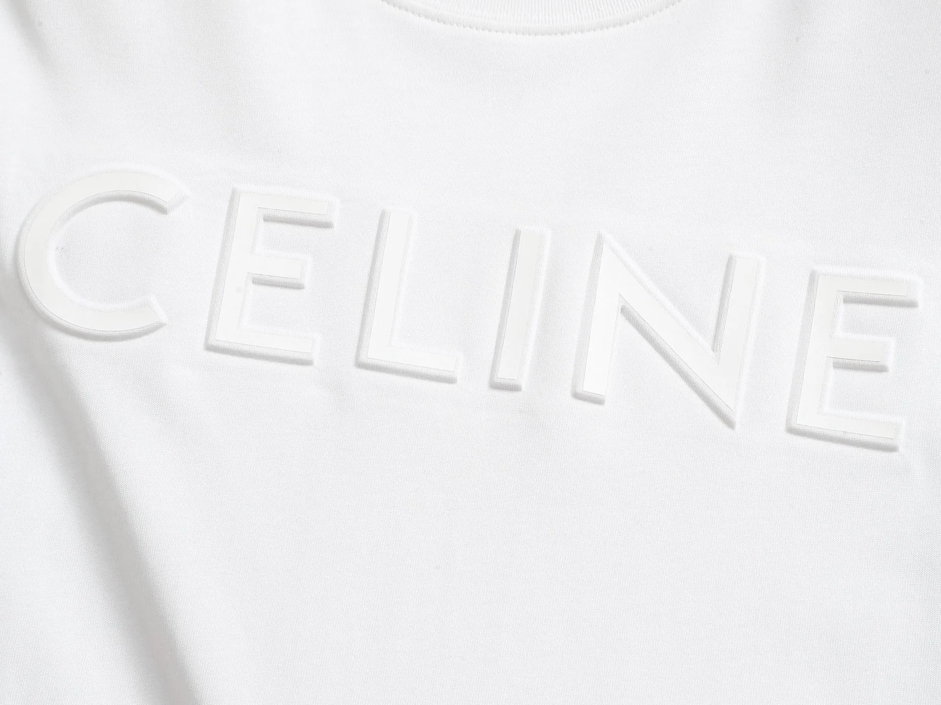 🅿️170 [Boutique] CELINE 3D three-dimensional embossed short-sleeved fabric: specifications are made of solid 280g 100% cotton, Lamborghini in knitting, custom-woven and dyed! It is a highly sensitive special color. Our requirement for the fabric is to use imported dyes under UV light and D65 light. It took half a month to adjust the color. The color thickness cannot be achieved by ordinary dyes. The cost of the fabric is twice that of ordinary color fabrics. The cost is extremely expensive!                  Printing: Using imported glue, no burrs, the printing texture is clearly visible, the printing details can be seen in the picture, the thickness and texture are completely restored, the wiring workmanship is produced with high requirements, and it is impeccable! Packaging: 12C thickened packaging bag, supporting thickened glossy paper and anti-counterfeiting buckle.                          Size: XS S M L