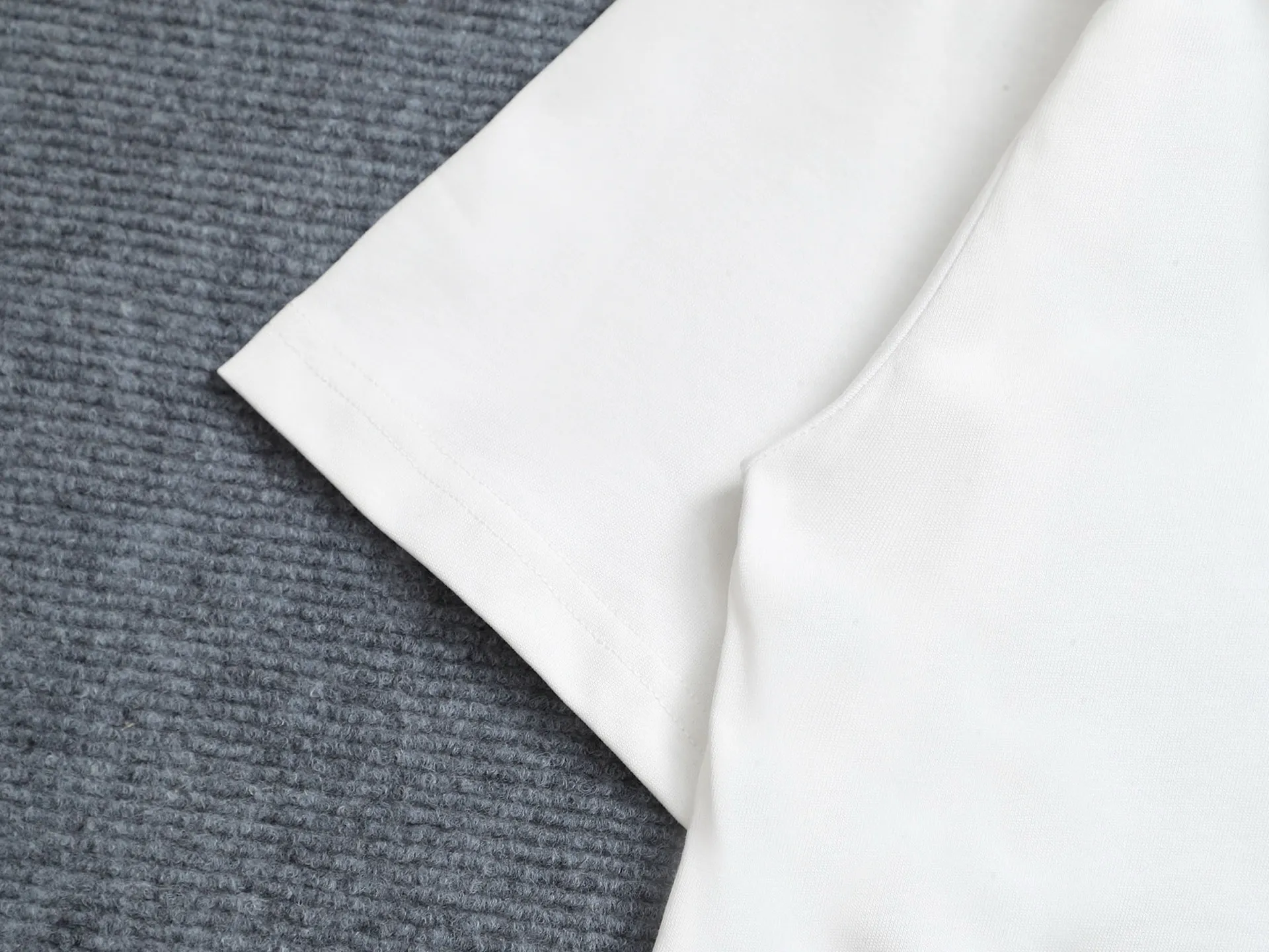 🅿️170 [Boutique] CELINE 3D three-dimensional embossed short-sleeved fabric: specifications are made of solid 280g 100% cotton, Lamborghini in knitting, custom-woven and dyed! It is a highly sensitive special color. Our requirement for the fabric is to use imported dyes under UV light and D65 light. It took half a month to adjust the color. The color thickness cannot be achieved by ordinary dyes. The cost of the fabric is twice that of ordinary color fabrics. The cost is extremely expensive!                  Printing: Using imported glue, no burrs, the printing texture is clearly visible, the printing details can be seen in the picture, the thickness and texture are completely restored, the wiring workmanship is produced with high requirements, and it is impeccable! Packaging: 12C thickened packaging bag, supporting thickened glossy paper and anti-counterfeiting buckle.                          Size: XS S M L