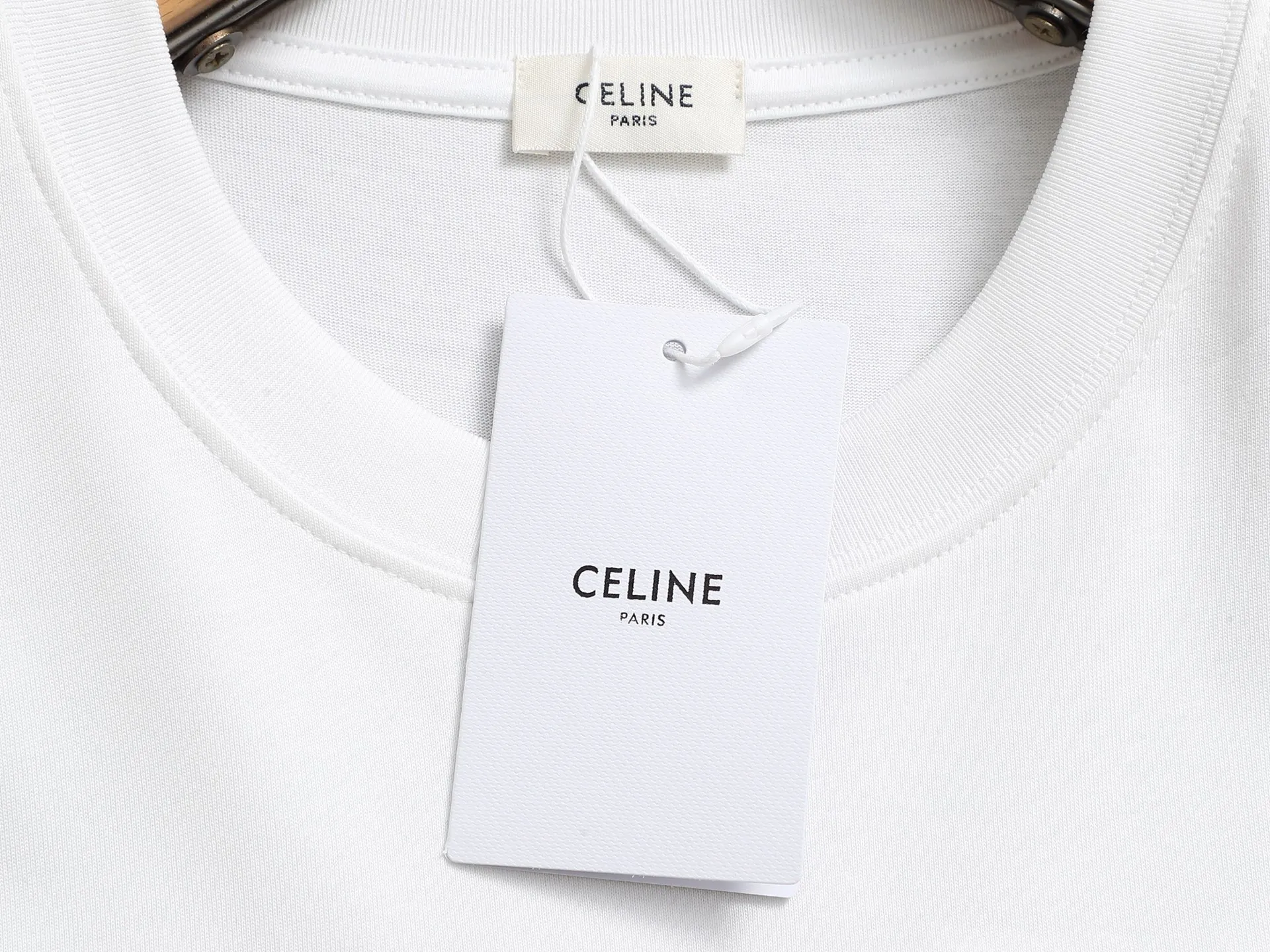 🅿️170 [Boutique] CELINE 3D three-dimensional embossed short-sleeved fabric: specifications are made of solid 280g 100% cotton, Lamborghini in knitting, custom-woven and dyed! It is a highly sensitive special color. Our requirement for the fabric is to use imported dyes under UV light and D65 light. It took half a month to adjust the color. The color thickness cannot be achieved by ordinary dyes. The cost of the fabric is twice that of ordinary color fabrics. The cost is extremely expensive!                  Printing: Using imported glue, no burrs, the printing texture is clearly visible, the printing details can be seen in the picture, the thickness and texture are completely restored, the wiring workmanship is produced with high requirements, and it is impeccable! Packaging: 12C thickened packaging bag, supporting thickened glossy paper and anti-counterfeiting buckle.                          Size: XS S M L