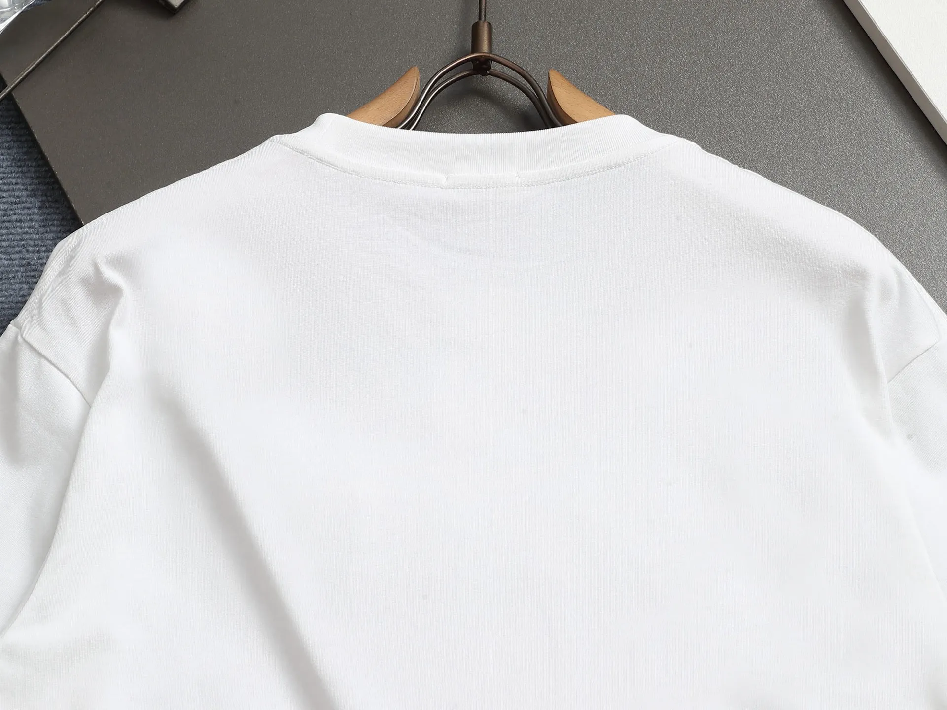 🅿️170 [Boutique] CELINE 3D three-dimensional embossed short-sleeved fabric: specifications are made of solid 280g 100% cotton, Lamborghini in knitting, custom-woven and dyed! It is a highly sensitive special color. Our requirement for the fabric is to use imported dyes under UV light and D65 light. It took half a month to adjust the color. The color thickness cannot be achieved by ordinary dyes. The cost of the fabric is twice that of ordinary color fabrics. The cost is extremely expensive!                  Printing: Using imported glue, no burrs, the printing texture is clearly visible, the printing details can be seen in the picture, the thickness and texture are completely restored, the wiring workmanship is produced with high requirements, and it is impeccable! Packaging: 12C thickened packaging bag, supporting thickened glossy paper and anti-counterfeiting buckle.                          Size: XS S M L