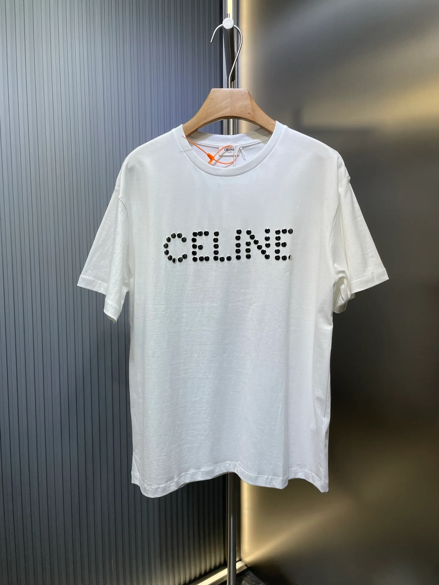 🅿️300 Celine studded short sleeves. Customized 1:1. 60 mercerized double-strand off-white and 1*1 Salona 280g. Soft to the touch, comfortable and skin-friendly. Add rivets on the front to enhance the visual effect of the item (54 rivets). The upper body is lazy and casual, showing temperament and style. Process 1: The 54 rivets on the front are all positioned manually one by one. The daily output is low, the loss is extremely high, and the workmanship is cumbersome. (There was a crooked hit during the nailing process, and the entire piece was wasted and the loss was extremely high) Process 2: The fabrics are washed and have a better hand feel. They are not easy to deform, shrink or fade. They maintain long-term beauty. Accessories: Customized 1:1 all-copper rivets (no rust, strong and strong, crisp sound) Customized 1:1 Celine trademark Version: Loose version Size: S M L Style: 23299-A55