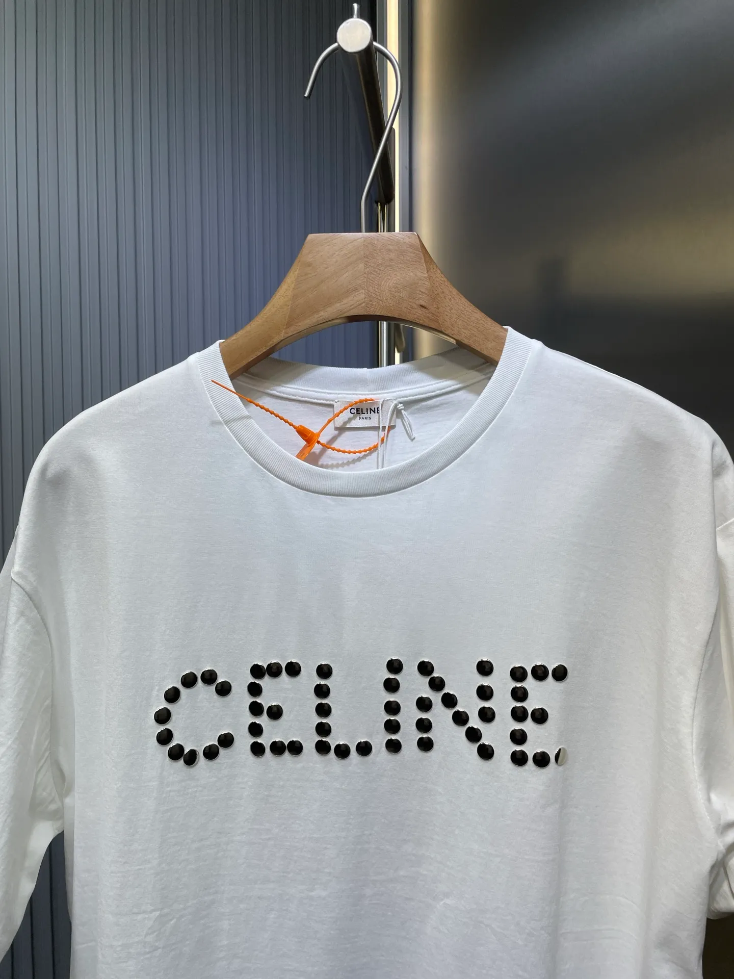 🅿️300 Celine studded short sleeves. Customized 1:1. 60 mercerized double-strand off-white and 1*1 Salona 280g. Soft to the touch, comfortable and skin-friendly. Add rivets on the front to enhance the visual effect of the item (54 rivets). The upper body is lazy and casual, showing temperament and style. Process 1: The 54 rivets on the front are all positioned manually one by one. The daily output is low, the loss is extremely high, and the workmanship is cumbersome. (There was a crooked hit during the nailing process, and the entire piece was wasted and the loss was extremely high) Process 2: The fabrics are washed and have a better hand feel. They are not easy to deform, shrink or fade. They maintain long-term beauty. Accessories: Customized 1:1 all-copper rivets (no rust, strong and strong, crisp sound) Customized 1:1 Celine trademark Version: Loose version Size: S M L Style: 23299-A55