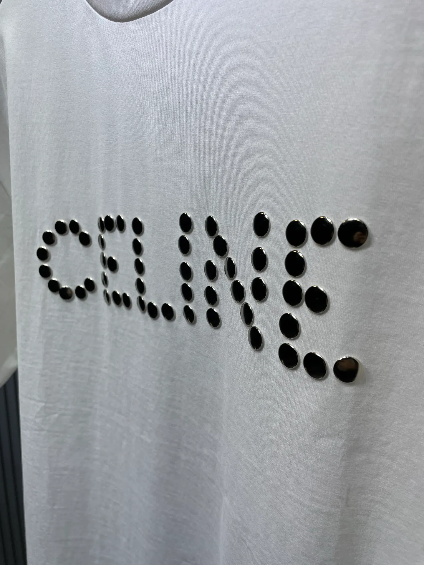 🅿️300 Celine studded short sleeves. Customized 1:1. 60 mercerized double-strand off-white and 1*1 Salona 280g. Soft to the touch, comfortable and skin-friendly. Add rivets on the front to enhance the visual effect of the item (54 rivets). The upper body is lazy and casual, showing temperament and style. Process 1: The 54 rivets on the front are all positioned manually one by one. The daily output is low, the loss is extremely high, and the workmanship is cumbersome. (There was a crooked hit during the nailing process, and the entire piece was wasted and the loss was extremely high) Process 2: The fabrics are washed and have a better hand feel. They are not easy to deform, shrink or fade. They maintain long-term beauty. Accessories: Customized 1:1 all-copper rivets (no rust, strong and strong, crisp sound) Customized 1:1 Celine trademark Version: Loose version Size: S M L Style: 23299-A55