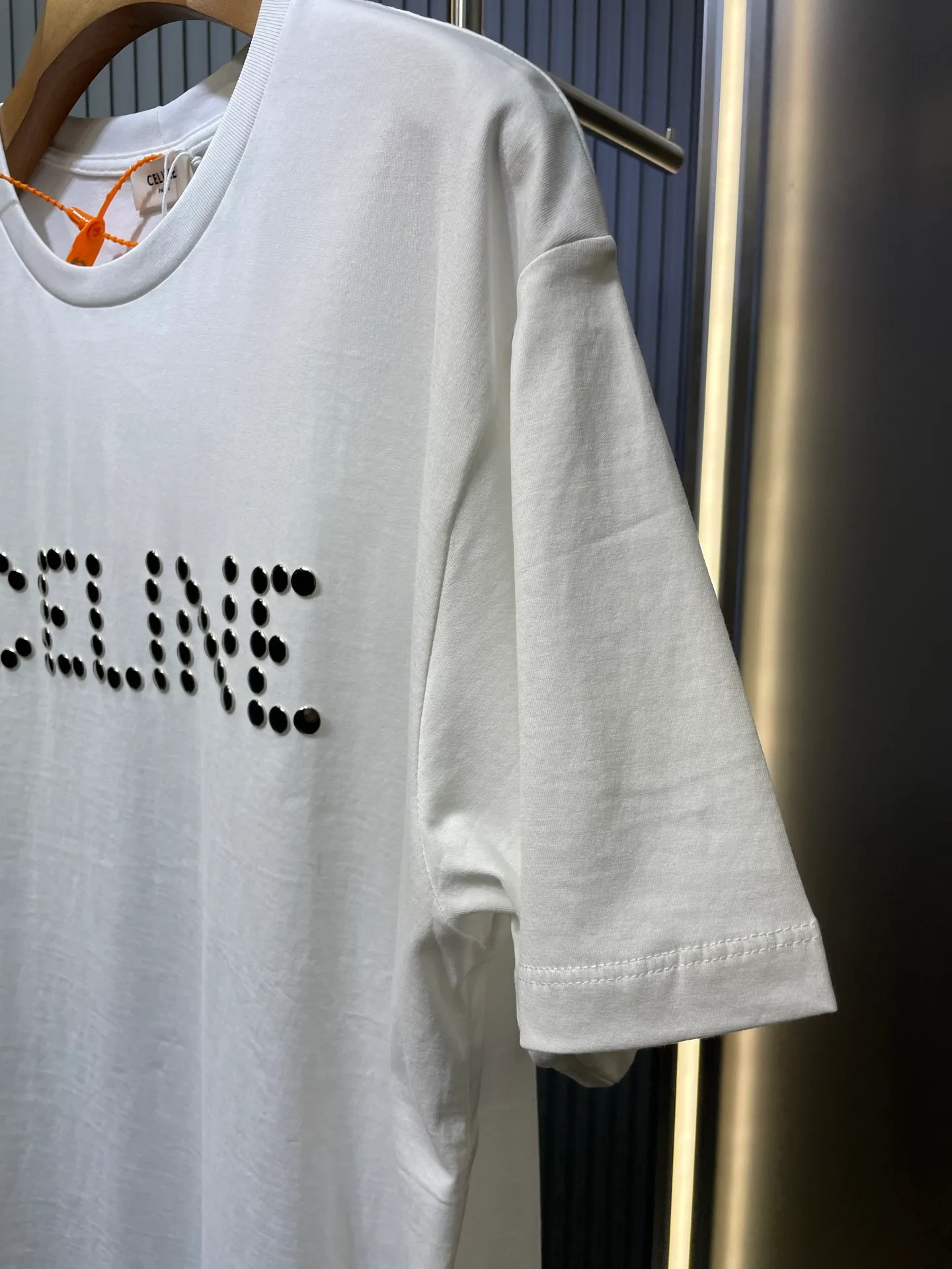 🅿️300 Celine studded short sleeves. Customized 1:1. 60 mercerized double-strand off-white and 1*1 Salona 280g. Soft to the touch, comfortable and skin-friendly. Add rivets on the front to enhance the visual effect of the item (54 rivets). The upper body is lazy and casual, showing temperament and style. Process 1: The 54 rivets on the front are all positioned manually one by one. The daily output is low, the loss is extremely high, and the workmanship is cumbersome. (There was a crooked hit during the nailing process, and the entire piece was wasted and the loss was extremely high) Process 2: The fabrics are washed and have a better hand feel. They are not easy to deform, shrink or fade. They maintain long-term beauty. Accessories: Customized 1:1 all-copper rivets (no rust, strong and strong, crisp sound) Customized 1:1 Celine trademark Version: Loose version Size: S M L Style: 23299-A55