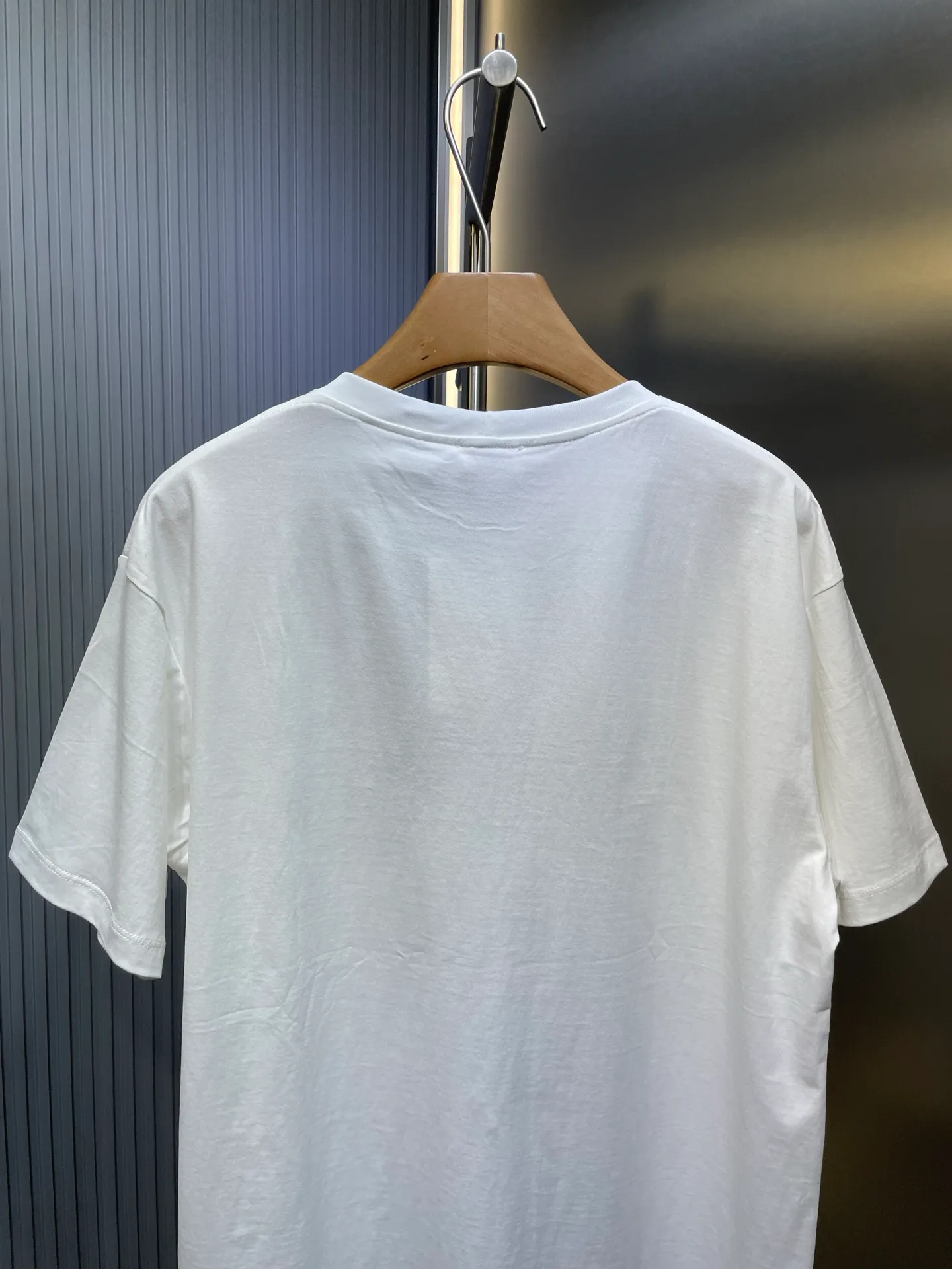 🅿️300 Celine studded short sleeves. Customized 1:1. 60 mercerized double-strand off-white and 1*1 Salona 280g. Soft to the touch, comfortable and skin-friendly. Add rivets on the front to enhance the visual effect of the item (54 rivets). The upper body is lazy and casual, showing temperament and style. Process 1: The 54 rivets on the front are all positioned manually one by one. The daily output is low, the loss is extremely high, and the workmanship is cumbersome. (There was a crooked hit during the nailing process, and the entire piece was wasted and the loss was extremely high) Process 2: The fabrics are washed and have a better hand feel. They are not easy to deform, shrink or fade. They maintain long-term beauty. Accessories: Customized 1:1 all-copper rivets (no rust, strong and strong, crisp sound) Customized 1:1 Celine trademark Version: Loose version Size: S M L Style: 23299-A55