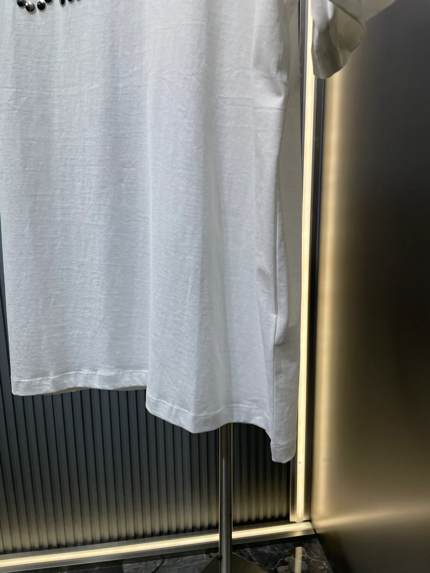 🅿️300 Celine studded short sleeves. Customized 1:1. 60 mercerized double-strand off-white and 1*1 Salona 280g. Soft to the touch, comfortable and skin-friendly. Add rivets on the front to enhance the visual effect of the item (54 rivets). The upper body is lazy and casual, showing temperament and style. Process 1: The 54 rivets on the front are all positioned manually one by one. The daily output is low, the loss is extremely high, and the workmanship is cumbersome. (There was a crooked hit during the nailing process, and the entire piece was wasted and the loss was extremely high) Process 2: The fabrics are washed and have a better hand feel. They are not easy to deform, shrink or fade. They maintain long-term beauty. Accessories: Customized 1:1 all-copper rivets (no rust, strong and strong, crisp sound) Customized 1:1 Celine trademark Version: Loose version Size: S M L Style: 23299-A55