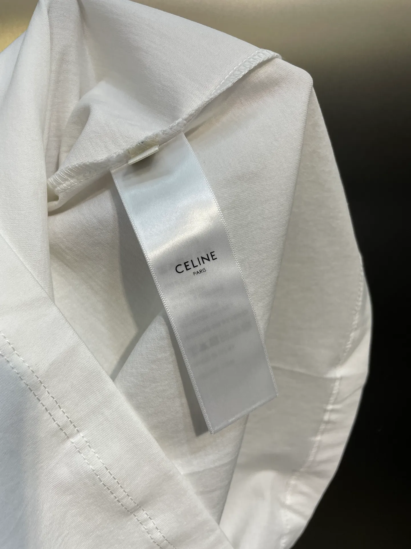 🅿️300 Celine studded short sleeves. Customized 1:1. 60 mercerized double-strand off-white and 1*1 Salona 280g. Soft to the touch, comfortable and skin-friendly. Add rivets on the front to enhance the visual effect of the item (54 rivets). The upper body is lazy and casual, showing temperament and style. Process 1: The 54 rivets on the front are all positioned manually one by one. The daily output is low, the loss is extremely high, and the workmanship is cumbersome. (There was a crooked hit during the nailing process, and the entire piece was wasted and the loss was extremely high) Process 2: The fabrics are washed and have a better hand feel. They are not easy to deform, shrink or fade. They maintain long-term beauty. Accessories: Customized 1:1 all-copper rivets (no rust, strong and strong, crisp sound) Customized 1:1 Celine trademark Version: Loose version Size: S M L Style: 23299-A55