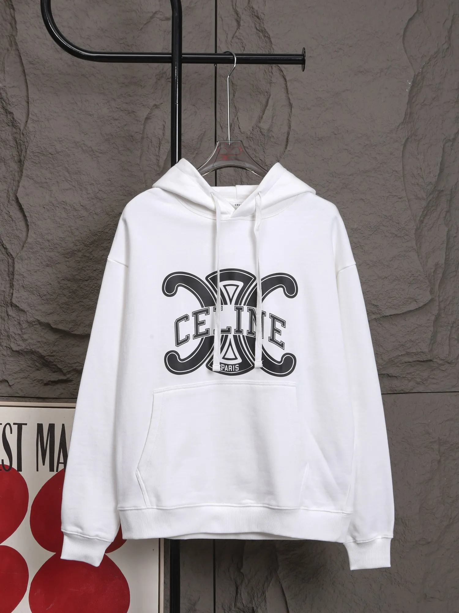 🅿️320 High Quality The new Celine model number B24 * is made of 450 custom-woven and custom-dyed high-gram weight tripe pure cotton sweatshirt fabric. The fabric feels thick and has a certain sense of self-weight. The bottom has a dense and rough terry texture. It is close to the skin and has excellent warmth retention. You will not feel any discomfort at all! *The color is clear on the chest, with the obvious logo of the Arc de Triomphe added, and the lines are smooth and smooth without falling off and deforming when washed *This design is based on classics and simply and clearly shows the brand's high-end luxury identity. Same style for men and women 𝐂𝐎𝐋𝐎𝐔𝐑: black, white 𝐒𝐈𝐙𝐄: S- xl