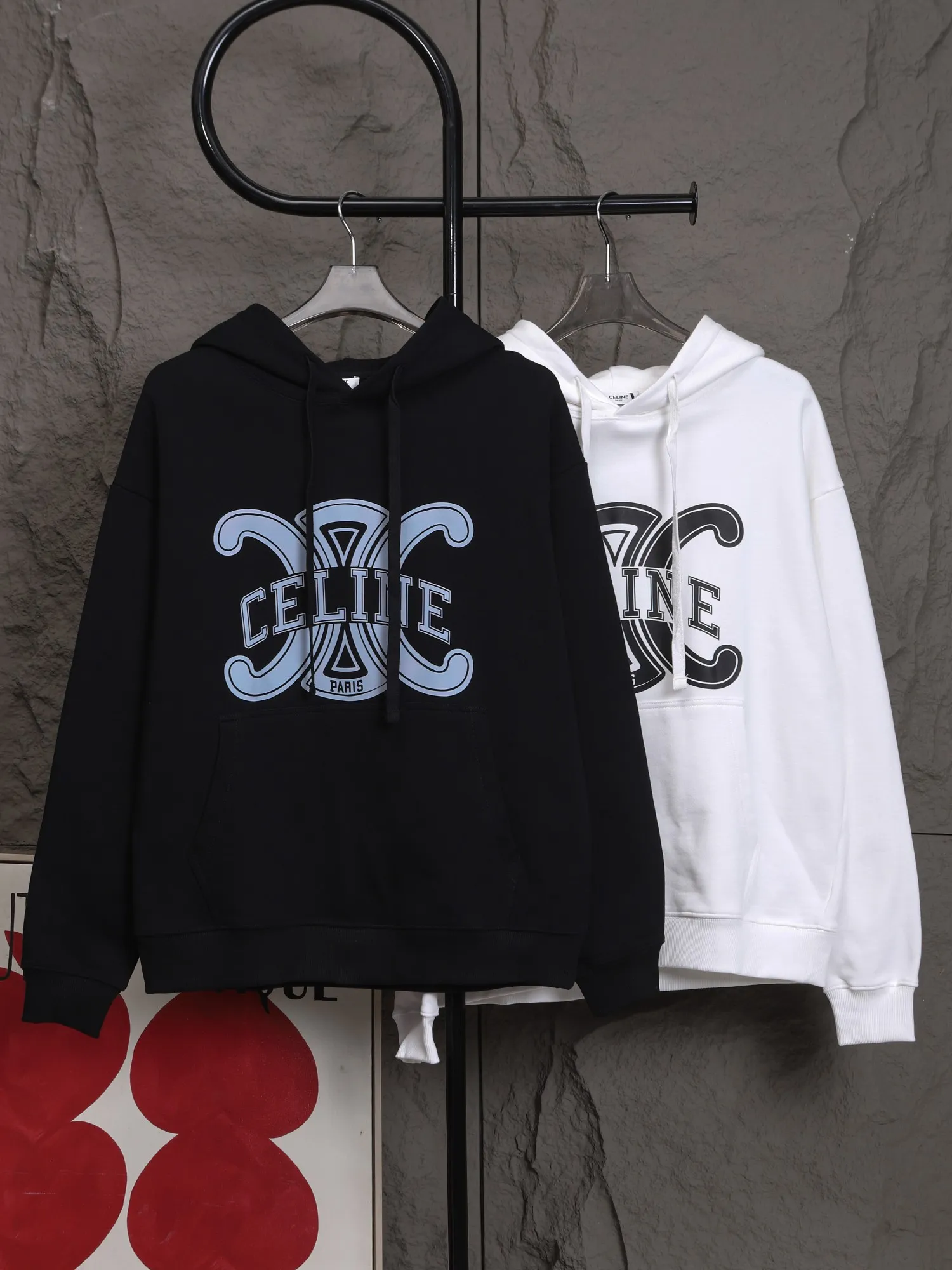 🅿️320 High Quality The new Celine model number B24 * is made of 450 custom-woven and custom-dyed high-gram weight tripe pure cotton sweatshirt fabric. The fabric feels thick and has a certain sense of self-weight. The bottom has a dense and rough terry texture. It is close to the skin and has excellent warmth retention. You will not feel any discomfort at all! *The color is clear on the chest, with the obvious logo of the Arc de Triomphe added, and the lines are smooth and smooth without falling off and deforming when washed *This design is based on classics and simply and clearly shows the brand's high-end luxury identity. Same style for men and women 𝐂𝐎𝐋𝐎𝐔𝐑: black, white 𝐒𝐈𝐙𝐄: S- xl