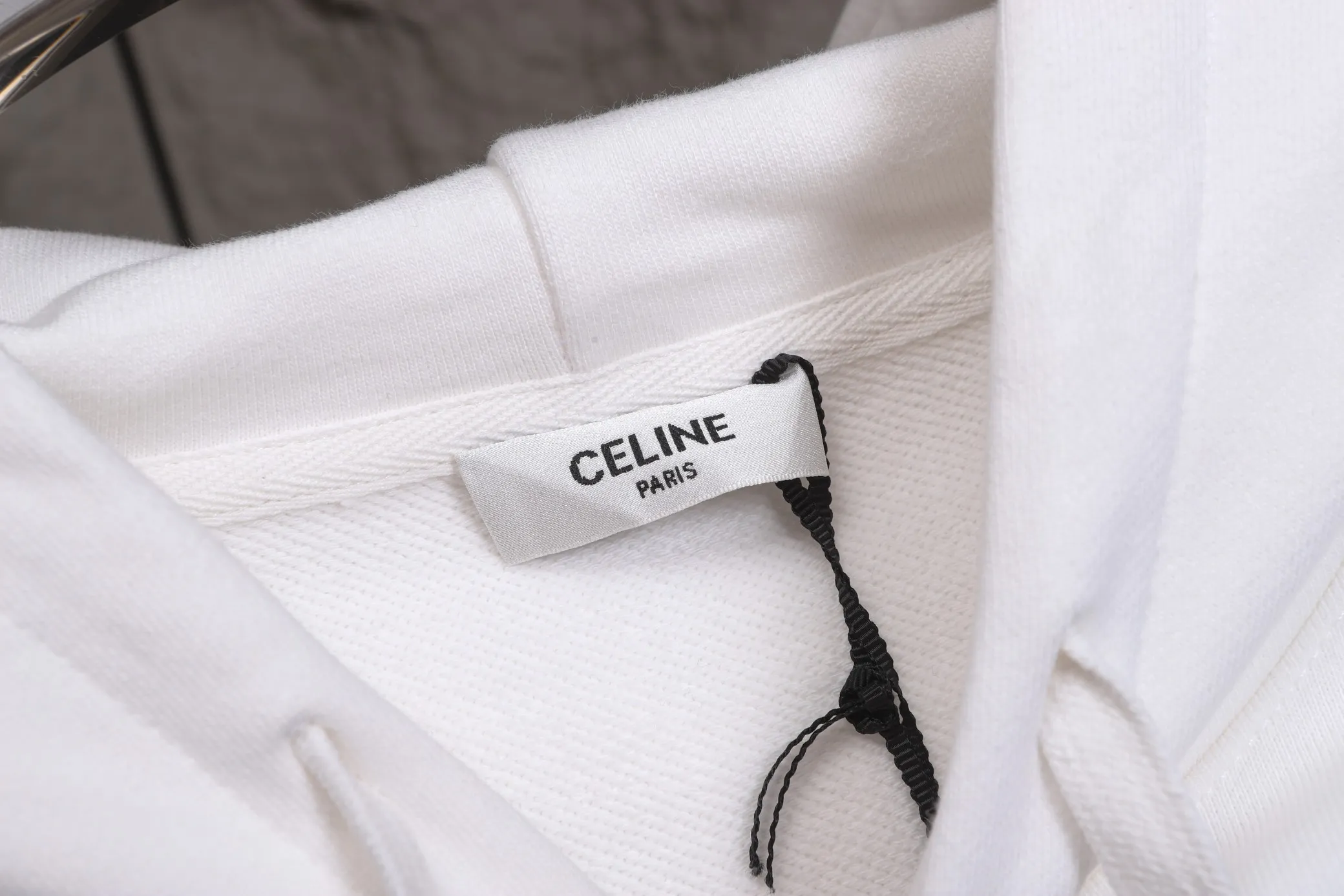 🅿️320 High Quality The new Celine model number B24 * is made of 450 custom-woven and custom-dyed high-gram weight tripe pure cotton sweatshirt fabric. The fabric feels thick and has a certain sense of self-weight. The bottom has a dense and rough terry texture. It is close to the skin and has excellent warmth retention. You will not feel any discomfort at all! *The color is clear on the chest, with the obvious logo of the Arc de Triomphe added, and the lines are smooth and smooth without falling off and deforming when washed *This design is based on classics and simply and clearly shows the brand's high-end luxury identity. Same style for men and women 𝐂𝐎𝐋𝐎𝐔𝐑: black, white 𝐒𝐈𝐙𝐄: S- xl