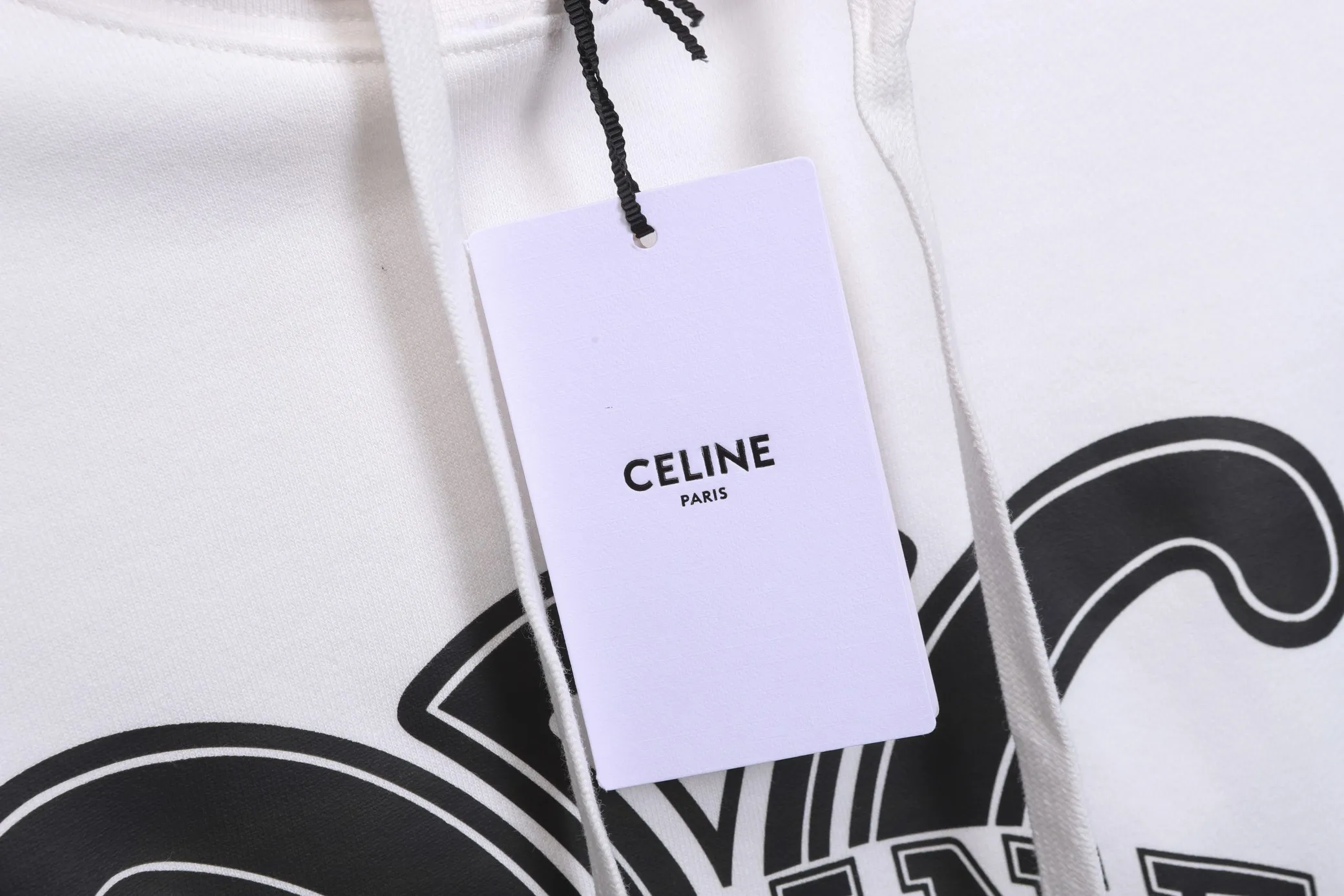 🅿️320 High Quality The new Celine model number B24 * is made of 450 custom-woven and custom-dyed high-gram weight tripe pure cotton sweatshirt fabric. The fabric feels thick and has a certain sense of self-weight. The bottom has a dense and rough terry texture. It is close to the skin and has excellent warmth retention. You will not feel any discomfort at all! *The color is clear on the chest, with the obvious logo of the Arc de Triomphe added, and the lines are smooth and smooth without falling off and deforming when washed *This design is based on classics and simply and clearly shows the brand's high-end luxury identity. Same style for men and women 𝐂𝐎𝐋𝐎𝐔𝐑: black, white 𝐒𝐈𝐙𝐄: S- xl
