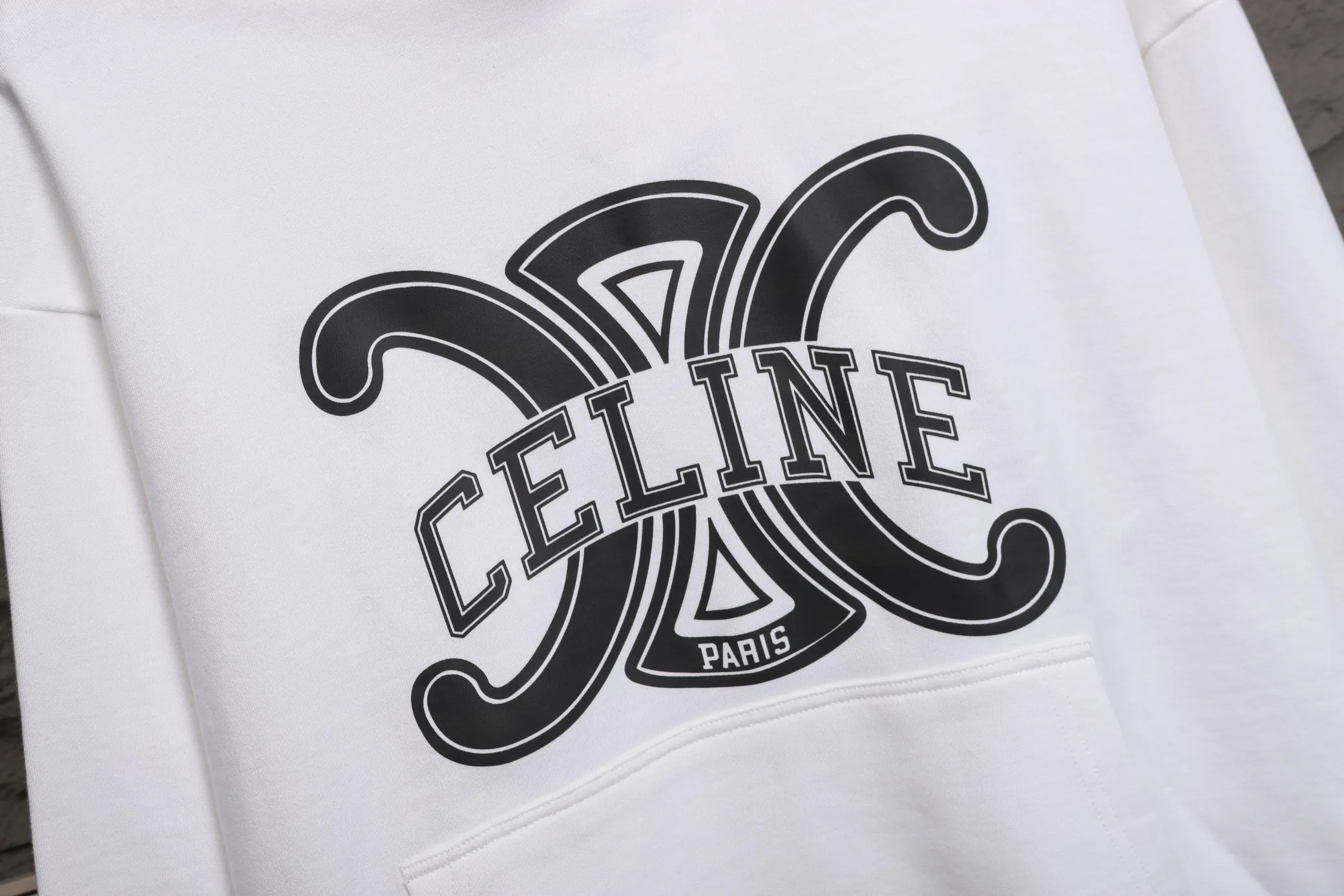 🅿️320 High Quality The new Celine model number B24 * is made of 450 custom-woven and custom-dyed high-gram weight tripe pure cotton sweatshirt fabric. The fabric feels thick and has a certain sense of self-weight. The bottom has a dense and rough terry texture. It is close to the skin and has excellent warmth retention. You will not feel any discomfort at all! *The color is clear on the chest, with the obvious logo of the Arc de Triomphe added, and the lines are smooth and smooth without falling off and deforming when washed *This design is based on classics and simply and clearly shows the brand's high-end luxury identity. Same style for men and women 𝐂𝐎𝐋𝐎𝐔𝐑: black, white 𝐒𝐈𝐙𝐄: S- xl