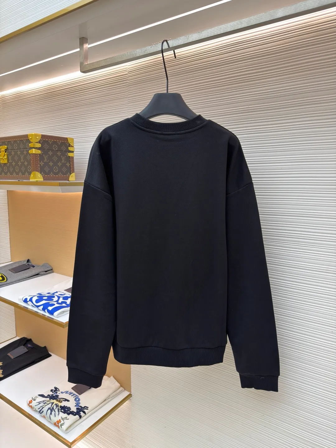 Celine Arc de Triomphe embroidered sweatshirt ●Original version: 8300 purchase and development ●Item number: 1682044-A35 ●Fabric: 100% cotton Zhensoft active ink sweatshirt fabric ●Technology: embroidery production ●Color: black ●Version: Fitted version ●Weight: about 545g ●Size: S-M-L-XL ●Description: Customized 100% cotton Zhensoft active ink sweatshirt fabric, soft to the touch, comfortable and skin-friendly With a deep black curtain as the base, a triangle of heaven and earth is quietly drawn on the chest. The iconic Celine Arc de Triomphe logo embellishes the front. It outlines a high-end silhouette with extreme simplicity, becoming the smart focus of the vision and showing taste in the silent place. Adopt imported machine embroidery technology, use advanced computer control systems and precision mechanical components to achieve Arc de Triomphe embroidery operations with high precision. The lines are smooth and delicate, and the fabrics have been washed. It has a better hand feel and texture, is not easy to deform, is not easy to shrink, is not easy to fade, and maintains long-term beauty. The overall wiring is straight and delicate, the fabric is comfortable and soft, and the color is consistent without color difference. It can be matched with the same style to create a fashionable look and control various occasions. Customized accessories, complete with three standards, same style for men and women!