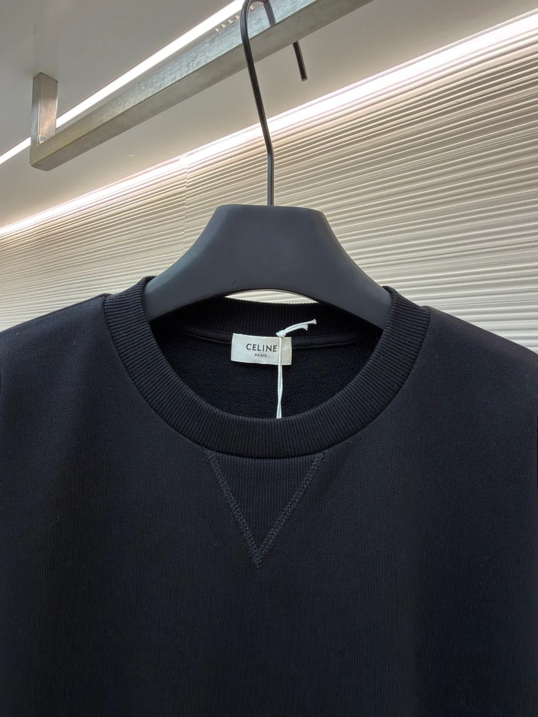 Celine Arc de Triomphe embroidered sweatshirt ●Original version: 8300 purchase and development ●Item number: 1682044-A35 ●Fabric: 100% cotton Zhensoft active ink sweatshirt fabric ●Technology: embroidery production ●Color: black ●Version: Fitted version ●Weight: about 545g ●Size: S-M-L-XL ●Description: Customized 100% cotton Zhensoft active ink sweatshirt fabric, soft to the touch, comfortable and skin-friendly With a deep black curtain as the base, a triangle of heaven and earth is quietly drawn on the chest. The iconic Celine Arc de Triomphe logo embellishes the front. It outlines a high-end silhouette with extreme simplicity, becoming the smart focus of the vision and showing taste in the silent place. Adopt imported machine embroidery technology, use advanced computer control systems and precision mechanical components to achieve Arc de Triomphe embroidery operations with high precision. The lines are smooth and delicate, and the fabrics have been washed. It has a better hand feel and texture, is not easy to deform, is not easy to shrink, is not easy to fade, and maintains long-term beauty. The overall wiring is straight and delicate, the fabric is comfortable and soft, and the color is consistent without color difference. It can be matched with the same style to create a fashionable look and control various occasions. Customized accessories, complete with three standards, same style for men and women!