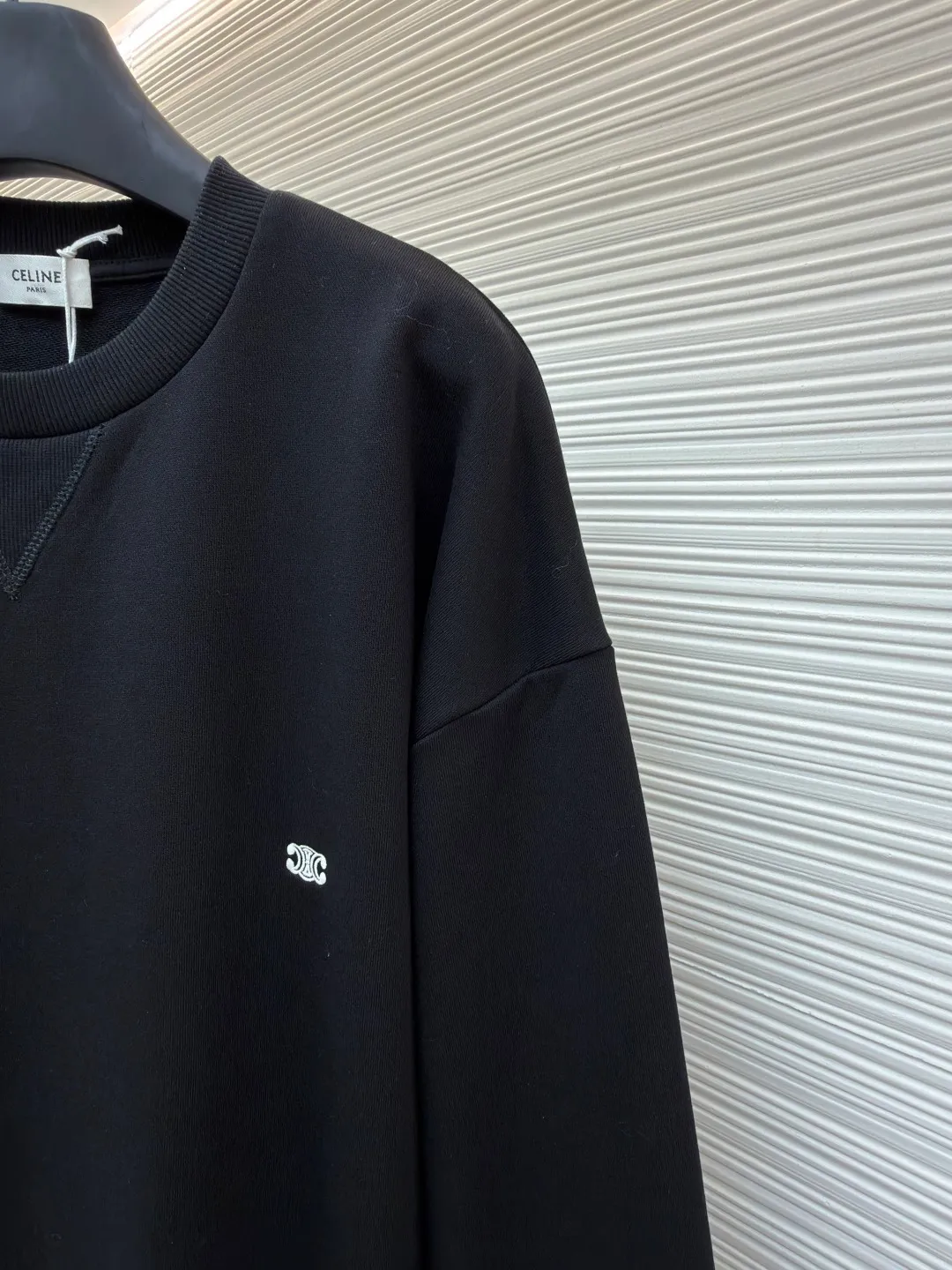 Celine Arc de Triomphe embroidered sweatshirt ●Original version: 8300 purchase and development ●Item number: 1682044-A35 ●Fabric: 100% cotton Zhensoft active ink sweatshirt fabric ●Technology: embroidery production ●Color: black ●Version: Fitted version ●Weight: about 545g ●Size: S-M-L-XL ●Description: Customized 100% cotton Zhensoft active ink sweatshirt fabric, soft to the touch, comfortable and skin-friendly With a deep black curtain as the base, a triangle of heaven and earth is quietly drawn on the chest. The iconic Celine Arc de Triomphe logo embellishes the front. It outlines a high-end silhouette with extreme simplicity, becoming the smart focus of the vision and showing taste in the silent place. Adopt imported machine embroidery technology, use advanced computer control systems and precision mechanical components to achieve Arc de Triomphe embroidery operations with high precision. The lines are smooth and delicate, and the fabrics have been washed. It has a better hand feel and texture, is not easy to deform, is not easy to shrink, is not easy to fade, and maintains long-term beauty. The overall wiring is straight and delicate, the fabric is comfortable and soft, and the color is consistent without color difference. It can be matched with the same style to create a fashionable look and control various occasions. Customized accessories, complete with three standards, same style for men and women!