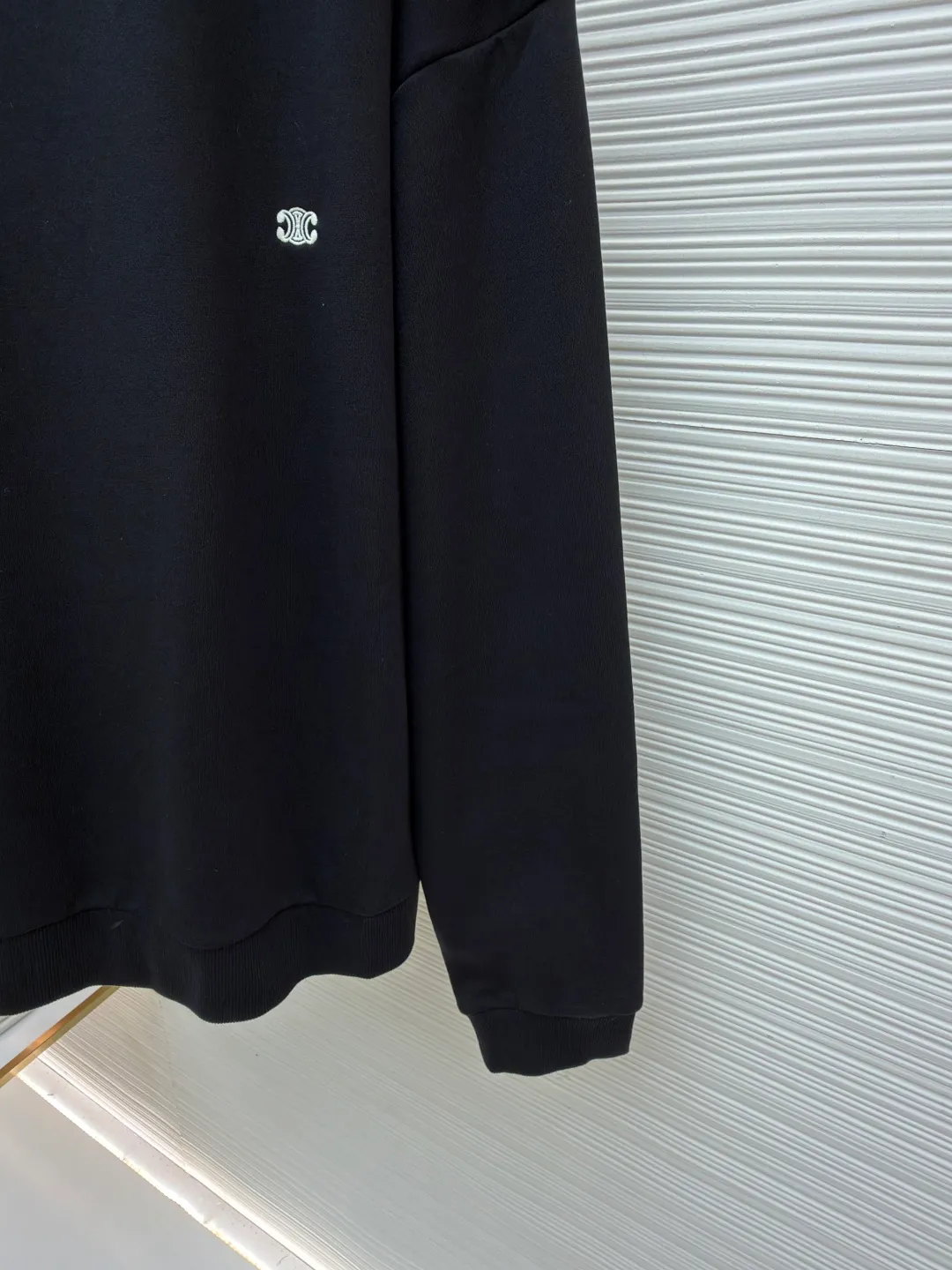 Celine Arc de Triomphe embroidered sweatshirt ●Original version: 8300 purchase and development ●Item number: 1682044-A35 ●Fabric: 100% cotton Zhensoft active ink sweatshirt fabric ●Technology: embroidery production ●Color: black ●Version: Fitted version ●Weight: about 545g ●Size: S-M-L-XL ●Description: Customized 100% cotton Zhensoft active ink sweatshirt fabric, soft to the touch, comfortable and skin-friendly With a deep black curtain as the base, a triangle of heaven and earth is quietly drawn on the chest. The iconic Celine Arc de Triomphe logo embellishes the front. It outlines a high-end silhouette with extreme simplicity, becoming the smart focus of the vision and showing taste in the silent place. Adopt imported machine embroidery technology, use advanced computer control systems and precision mechanical components to achieve Arc de Triomphe embroidery operations with high precision. The lines are smooth and delicate, and the fabrics have been washed. It has a better hand feel and texture, is not easy to deform, is not easy to shrink, is not easy to fade, and maintains long-term beauty. The overall wiring is straight and delicate, the fabric is comfortable and soft, and the color is consistent without color difference. It can be matched with the same style to create a fashionable look and control various occasions. Customized accessories, complete with three standards, same style for men and women!