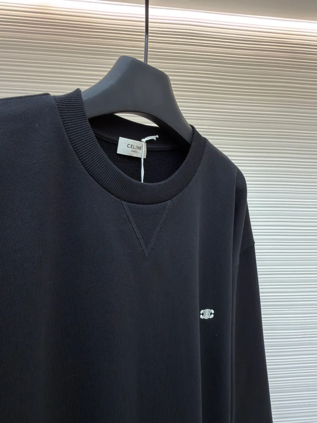 Celine Arc de Triomphe embroidered sweatshirt ●Original version: 8300 purchase and development ●Item number: 1682044-A35 ●Fabric: 100% cotton Zhensoft active ink sweatshirt fabric ●Technology: embroidery production ●Color: black ●Version: Fitted version ●Weight: about 545g ●Size: S-M-L-XL ●Description: Customized 100% cotton Zhensoft active ink sweatshirt fabric, soft to the touch, comfortable and skin-friendly With a deep black curtain as the base, a triangle of heaven and earth is quietly drawn on the chest. The iconic Celine Arc de Triomphe logo embellishes the front. It outlines a high-end silhouette with extreme simplicity, becoming the smart focus of the vision and showing taste in the silent place. Adopt imported machine embroidery technology, use advanced computer control systems and precision mechanical components to achieve Arc de Triomphe embroidery operations with high precision. The lines are smooth and delicate, and the fabrics have been washed. It has a better hand feel and texture, is not easy to deform, is not easy to shrink, is not easy to fade, and maintains long-term beauty. The overall wiring is straight and delicate, the fabric is comfortable and soft, and the color is consistent without color difference. It can be matched with the same style to create a fashionable look and control various occasions. Customized accessories, complete with three standards, same style for men and women!