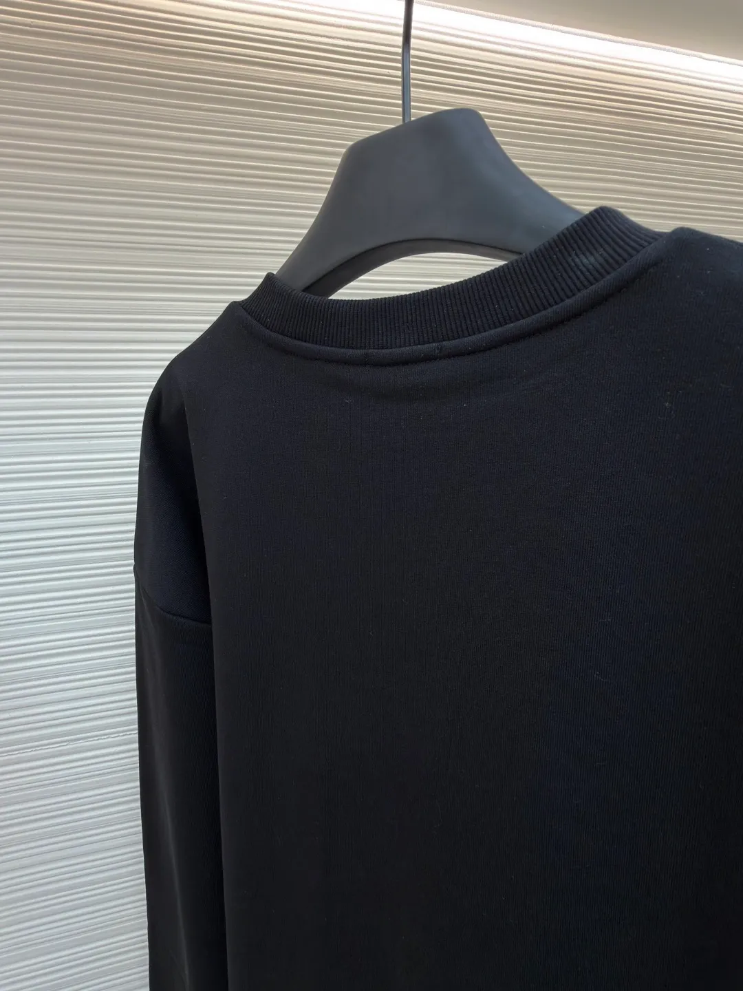 Celine Arc de Triomphe embroidered sweatshirt ●Original version: 8300 purchase and development ●Item number: 1682044-A35 ●Fabric: 100% cotton Zhensoft active ink sweatshirt fabric ●Technology: embroidery production ●Color: black ●Version: Fitted version ●Weight: about 545g ●Size: S-M-L-XL ●Description: Customized 100% cotton Zhensoft active ink sweatshirt fabric, soft to the touch, comfortable and skin-friendly With a deep black curtain as the base, a triangle of heaven and earth is quietly drawn on the chest. The iconic Celine Arc de Triomphe logo embellishes the front. It outlines a high-end silhouette with extreme simplicity, becoming the smart focus of the vision and showing taste in the silent place. Adopt imported machine embroidery technology, use advanced computer control systems and precision mechanical components to achieve Arc de Triomphe embroidery operations with high precision. The lines are smooth and delicate, and the fabrics have been washed. It has a better hand feel and texture, is not easy to deform, is not easy to shrink, is not easy to fade, and maintains long-term beauty. The overall wiring is straight and delicate, the fabric is comfortable and soft, and the color is consistent without color difference. It can be matched with the same style to create a fashionable look and control various occasions. Customized accessories, complete with three standards, same style for men and women!