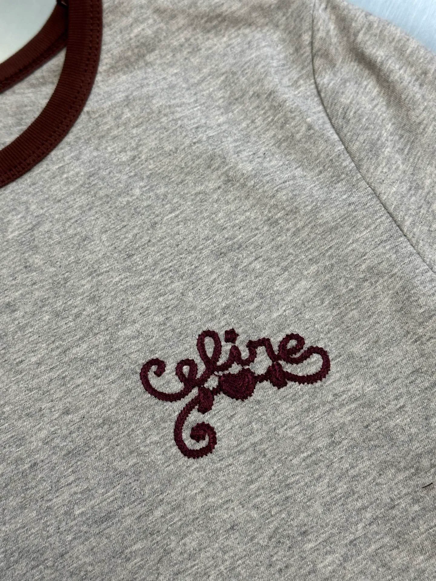 🅿️250 Celine Contrast Embroidered Short Sleeves. Made of imported cotton. The whole body is solid color and the collar and cuffs are designed with contrasting edges. Decorated with iconic letter embroidery on the chest size: s m l