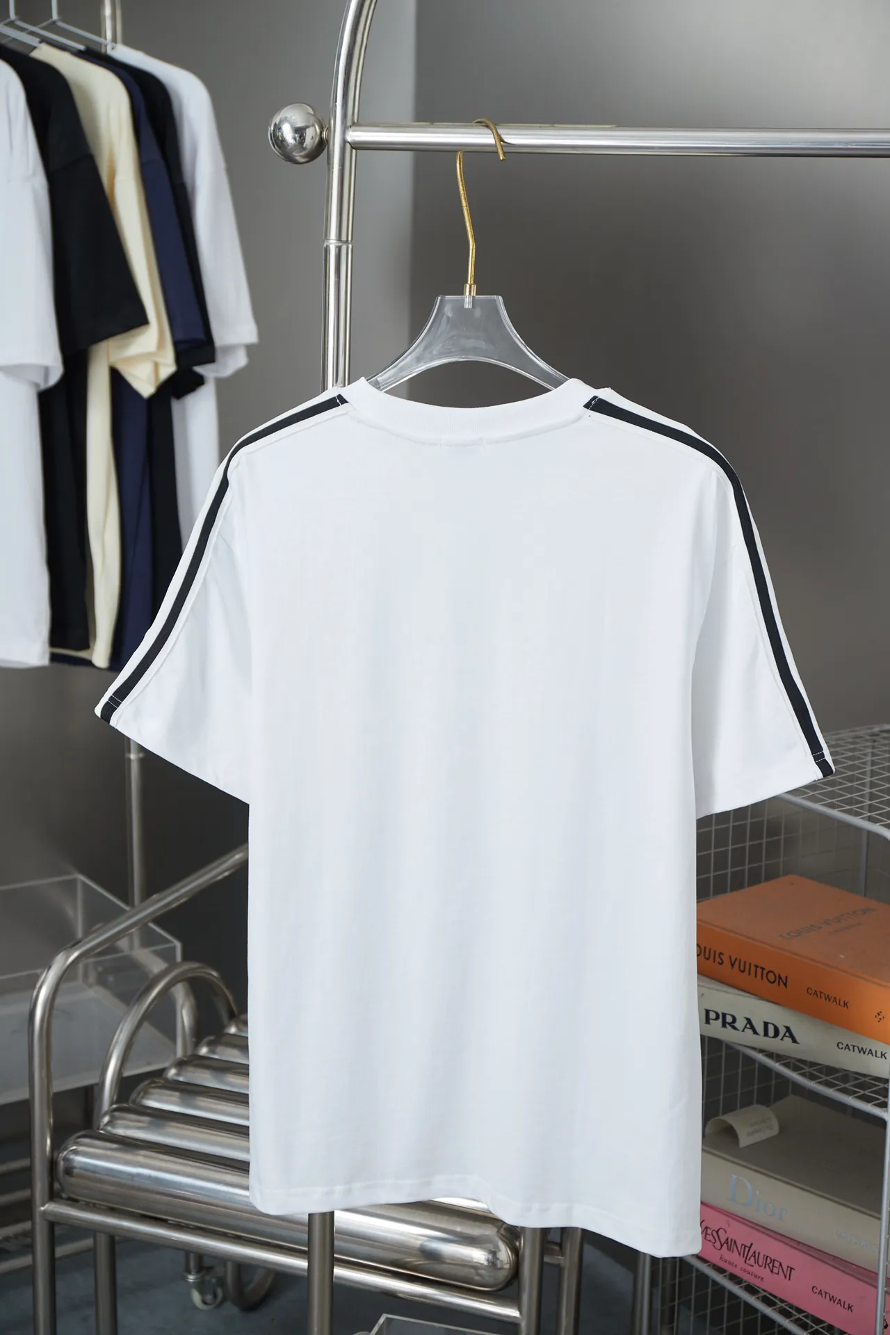 🅿️180 CELIN* 25SS early spring new style embroidered letter printed short sleeves light luxury essential item for daily commuting for men and women correct version welcome to compare detailed features · 320g 100% pure cotton double yarn jersey fabric · Special thickened 32 pieces of double-strand 1X1 thread in the same vat custom dyeing · Needle embroidered letter logo on the front. Shoulder splicing webbing design · Double-needle sewing and cross-seam technology · Original main mark, washed tag, brand moisture-proof paper packaging Color: black/white Size: S/M/L/XL