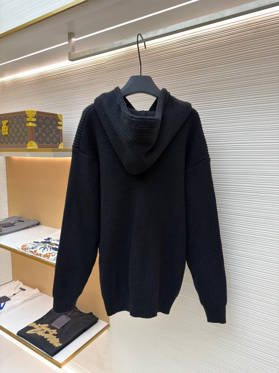 Celine embroidered logo knitted hoodie ●Original version: Purchased and developed by 8575 ●Item number: 1681689-b20 ●Fabric: wool blended fabric ●Technology: knitted production ●Color: black ●Version: fitted version ●Weight: about 920 grams ●Size: S-M-L-XL ●Description: Woven with 55 merino wool yarn and cotton yarn. The finished product woven from this fabric has a three-dimensional shape, a soft hand feel, and no binding on the upper body. The hat rope tail clip adopts electroplating engraving process to restore the brand logo. The zipper has a metal plated bright silver puller with the brand logo engraved on it. The embroidery uses towel embroidery technology and uses cashmere yarn to restore the original 1:1 details. Garment washing removes impurities from the wool surface - adding hand feel - and fixing the fit. TRIOMPHE embroidered loose fit, hood with adjustable drawstring, metal hoop engraved with CELINE PARIS, 1 kangaroo pocket with ribbed trim. The overall wiring is straight and delicate, the fabric is comfortable and soft, and the color is consistent without color difference. It can be matched with the same style to create a fashionable look and control various occasions. Customized accessories, complete with three standards, same style for men and women! Celine embroidered logo knitted hoodie ●Original version: Purchased and developed by 8575 ●Item number: 1681689- ●Material: wool blended fabric ●Technology: knitted ●Color: black ●Type: fitted version ●Weight: about 920 grams ●Size: S-M-L-XL ●Description: Woven with 55 merino wool yarn and cotton yarn. The finished product woven from this fabric has a three-dimensional shape, a soft hand feel, and no binding on the upper body. The hat rope tail clip adopts electroplating engraving process to restore the brand logo. The zipper has a metal plated bright silver puller with the brand logo engraved on it. The embroidery uses towel embroidery technology and uses cashmere yarn to restore the original 1:1 details. Garment washing removes impurities from the wool surface - adding hand feel - and fixing the fit. TRIOMPHE embroidered loose fit, hood with adjustable drawstring, metal hoop engraved with CELINE PARIS, 1 kangaroo pocket with ribbed trim. The overall wiring is straight and delicate, the fabric is comfortable and soft, and the color is consistent without color difference. It can be matched with the same style to create a fashionable look and control various occasions. Customized accessories, complete with three standards, same style for men and women!