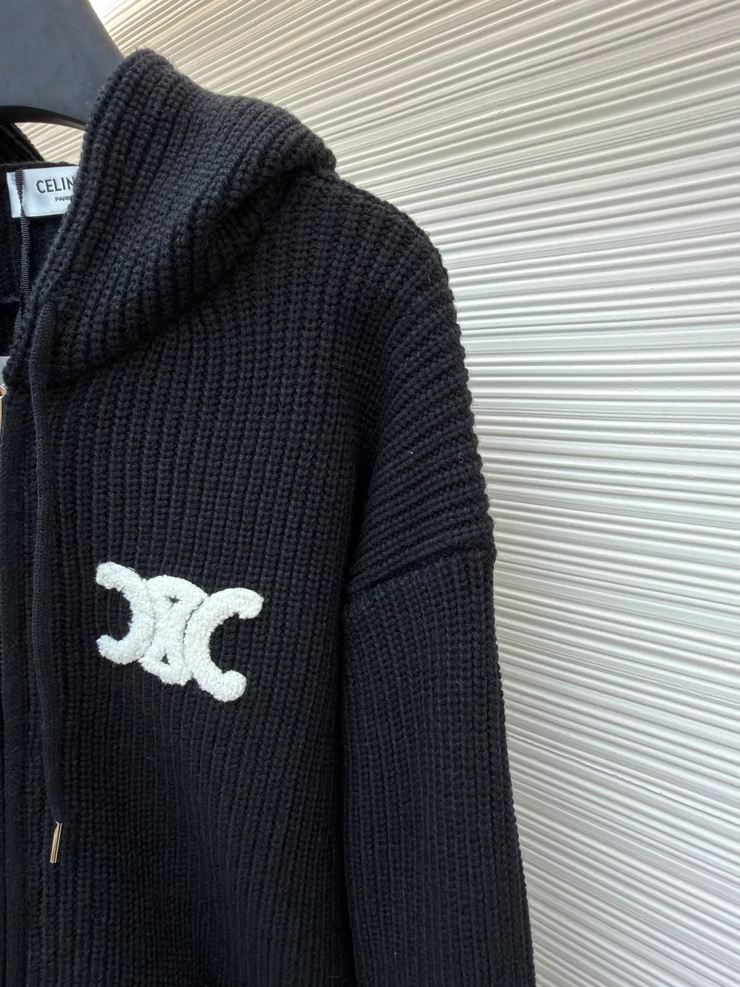 Celine embroidered logo knitted hoodie ●Original version: Purchased and developed by 8575 ●Item number: 1681689-b20 ●Fabric: wool blended fabric ●Technology: knitted production ●Color: black ●Version: fitted version ●Weight: about 920 grams ●Size: S-M-L-XL ●Description: Woven with 55 merino wool yarn and cotton yarn. The finished product woven from this fabric has a three-dimensional shape, a soft hand feel, and no binding on the upper body. The hat rope tail clip adopts electroplating engraving process to restore the brand logo. The zipper has a metal plated bright silver puller with the brand logo engraved on it. The embroidery uses towel embroidery technology and uses cashmere yarn to restore the original 1:1 details. Garment washing removes impurities from the wool surface - adding hand feel - and fixing the fit. TRIOMPHE embroidered loose fit, hood with adjustable drawstring, metal hoop engraved with CELINE PARIS, 1 kangaroo pocket with ribbed trim. The overall wiring is straight and delicate, the fabric is comfortable and soft, and the color is consistent without color difference. It can be matched with the same style to create a fashionable look and control various occasions. Customized accessories, complete with three standards, same style for men and women! Celine embroidered logo knitted hoodie ●Original version: Purchased and developed by 8575 ●Item number: 1681689- ●Material: wool blended fabric ●Technology: knitted ●Color: black ●Type: fitted version ●Weight: about 920 grams ●Size: S-M-L-XL ●Description: Woven with 55 merino wool yarn and cotton yarn. The finished product woven from this fabric has a three-dimensional shape, a soft hand feel, and no binding on the upper body. The hat rope tail clip adopts electroplating engraving process to restore the brand logo. The zipper has a metal plated bright silver puller with the brand logo engraved on it. The embroidery uses towel embroidery technology and uses cashmere yarn to restore the original 1:1 details. Garment washing removes impurities from the wool surface - adding hand feel - and fixing the fit. TRIOMPHE embroidered loose fit, hood with adjustable drawstring, metal hoop engraved with CELINE PARIS, 1 kangaroo pocket with ribbed trim. The overall wiring is straight and delicate, the fabric is comfortable and soft, and the color is consistent without color difference. It can be matched with the same style to create a fashionable look and control various occasions. Customized accessories, complete with three standards, same style for men and women!
