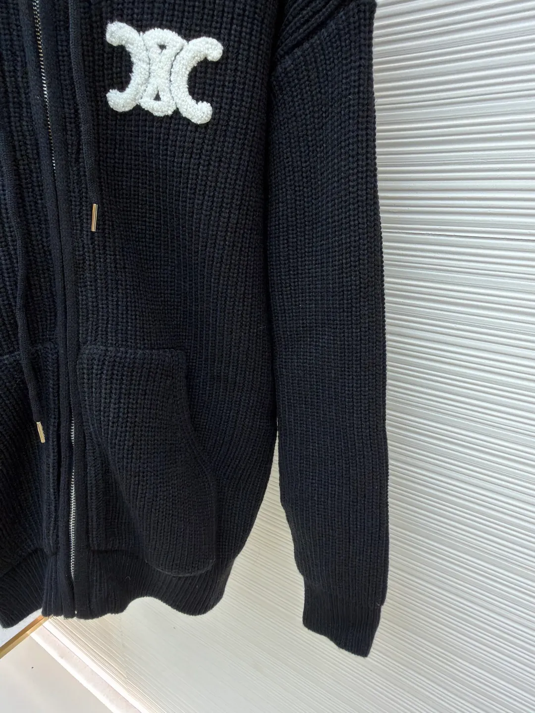 Celine embroidered logo knitted hoodie ●Original version: Purchased and developed by 8575 ●Item number: 1681689-b20 ●Fabric: wool blended fabric ●Technology: knitted production ●Color: black ●Version: fitted version ●Weight: about 920 grams ●Size: S-M-L-XL ●Description: Woven with 55 merino wool yarn and cotton yarn. The finished product woven from this fabric has a three-dimensional shape, a soft hand feel, and no binding on the upper body. The hat rope tail clip adopts electroplating engraving process to restore the brand logo. The zipper has a metal plated bright silver puller with the brand logo engraved on it. The embroidery uses towel embroidery technology and uses cashmere yarn to restore the original 1:1 details. Garment washing removes impurities from the wool surface - adding hand feel - and fixing the fit. TRIOMPHE embroidered loose fit, hood with adjustable drawstring, metal hoop engraved with CELINE PARIS, 1 kangaroo pocket with ribbed trim. The overall wiring is straight and delicate, the fabric is comfortable and soft, and the color is consistent without color difference. It can be matched with the same style to create a fashionable look and control various occasions. Customized accessories, complete with three standards, same style for men and women! Celine embroidered logo knitted hoodie ●Original version: Purchased and developed by 8575 ●Item number: 1681689- ●Material: wool blended fabric ●Technology: knitted ●Color: black ●Type: fitted version ●Weight: about 920 grams ●Size: S-M-L-XL ●Description: Woven with 55 merino wool yarn and cotton yarn. The finished product woven from this fabric has a three-dimensional shape, a soft hand feel, and no binding on the upper body. The hat rope tail clip adopts electroplating engraving process to restore the brand logo. The zipper has a metal plated bright silver puller with the brand logo engraved on it. The embroidery uses towel embroidery technology and uses cashmere yarn to restore the original 1:1 details. Garment washing removes impurities from the wool surface - adding hand feel - and fixing the fit. TRIOMPHE embroidered loose fit, hood with adjustable drawstring, metal hoop engraved with CELINE PARIS, 1 kangaroo pocket with ribbed trim. The overall wiring is straight and delicate, the fabric is comfortable and soft, and the color is consistent without color difference. It can be matched with the same style to create a fashionable look and control various occasions. Customized accessories, complete with three standards, same style for men and women!