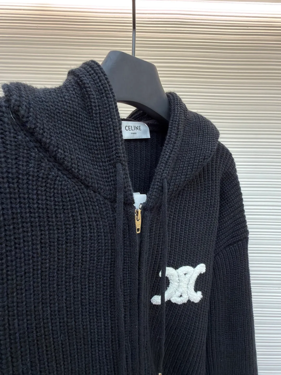 Celine embroidered logo knitted hoodie ●Original version: Purchased and developed by 8575 ●Item number: 1681689-b20 ●Fabric: wool blended fabric ●Technology: knitted production ●Color: black ●Version: fitted version ●Weight: about 920 grams ●Size: S-M-L-XL ●Description: Woven with 55 merino wool yarn and cotton yarn. The finished product woven from this fabric has a three-dimensional shape, a soft hand feel, and no binding on the upper body. The hat rope tail clip adopts electroplating engraving process to restore the brand logo. The zipper has a metal plated bright silver puller with the brand logo engraved on it. The embroidery uses towel embroidery technology and uses cashmere yarn to restore the original 1:1 details. Garment washing removes impurities from the wool surface - adding hand feel - and fixing the fit. TRIOMPHE embroidered loose fit, hood with adjustable drawstring, metal hoop engraved with CELINE PARIS, 1 kangaroo pocket with ribbed trim. The overall wiring is straight and delicate, the fabric is comfortable and soft, and the color is consistent without color difference. It can be matched with the same style to create a fashionable look and control various occasions. Customized accessories, complete with three standards, same style for men and women! Celine embroidered logo knitted hoodie ●Original version: Purchased and developed by 8575 ●Item number: 1681689- ●Material: wool blended fabric ●Technology: knitted ●Color: black ●Type: fitted version ●Weight: about 920 grams ●Size: S-M-L-XL ●Description: Woven with 55 merino wool yarn and cotton yarn. The finished product woven from this fabric has a three-dimensional shape, a soft hand feel, and no binding on the upper body. The hat rope tail clip adopts electroplating engraving process to restore the brand logo. The zipper has a metal plated bright silver puller with the brand logo engraved on it. The embroidery uses towel embroidery technology and uses cashmere yarn to restore the original 1:1 details. Garment washing removes impurities from the wool surface - adding hand feel - and fixing the fit. TRIOMPHE embroidered loose fit, hood with adjustable drawstring, metal hoop engraved with CELINE PARIS, 1 kangaroo pocket with ribbed trim. The overall wiring is straight and delicate, the fabric is comfortable and soft, and the color is consistent without color difference. It can be matched with the same style to create a fashionable look and control various occasions. Customized accessories, complete with three standards, same style for men and women!