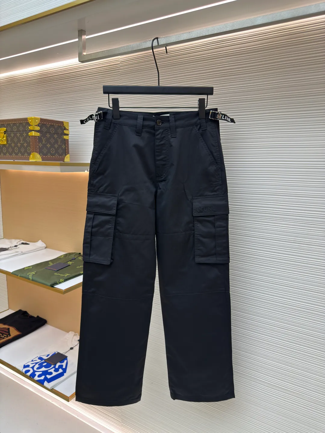Celine webbing letter trousers ●Authentic product: Purchased and developed at 11500 ●Item number: 1680502-B50 ●Fabric: double-sided twill fabric ●Technology: Ribbon production ●Version: fitted version ●Weight: about 480 grams ●Size: 44-46-48-50 ●Description: Made of 40s cotton double-sided twill fabric, the surface of the gray fabric is singed and pre-shrunk and then dyed by long lathe process. The finished fabric surface is smooth and burr-free, the texture is clear and stiff, and it is matched with 60s twill imitation Tencel lining. The bag cover is embroidered with Tajima embroidery machine imported from Japan, and the three-dimensional glue Cotton thread hemming embroidery, 2cm thick cotton webbing dyed to the fabric color, scanning Y-pattern pattern to customize thick plate lettering film, highlighter pen to manually draw the positioning pattern, hot stamping machine to press double-sided lettering film at high temperature, molding to customize Japanese-shaped buckle made of platinum-plated bronze, and hand-sewn buckle made of resin. The overall wiring is straight and delicate, the fabric is comfortable and soft, and the color is consistent without color difference. It can be matched with the same style to create a fashionable look and control various occasions. Customized accessories, complete with three standards, same style for men and women!
