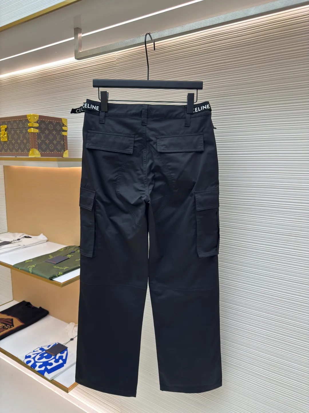 Celine webbing letter trousers ●Authentic product: Purchased and developed at 11500 ●Item number: 1680502-B50 ●Fabric: double-sided twill fabric ●Technology: Ribbon production ●Version: fitted version ●Weight: about 480 grams ●Size: 44-46-48-50 ●Description: Made of 40s cotton double-sided twill fabric, the surface of the gray fabric is singed and pre-shrunk and then dyed by long lathe process. The finished fabric surface is smooth and burr-free, the texture is clear and stiff, and it is matched with 60s twill imitation Tencel lining. The bag cover is embroidered with Tajima embroidery machine imported from Japan, and the three-dimensional glue Cotton thread hemming embroidery, 2cm thick cotton webbing dyed to the fabric color, scanning Y-pattern pattern to customize thick plate lettering film, highlighter pen to manually draw the positioning pattern, hot stamping machine to press double-sided lettering film at high temperature, molding to customize Japanese-shaped buckle made of platinum-plated bronze, and hand-sewn buckle made of resin. The overall wiring is straight and delicate, the fabric is comfortable and soft, and the color is consistent without color difference. It can be matched with the same style to create a fashionable look and control various occasions. Customized accessories, complete with three standards, same style for men and women!