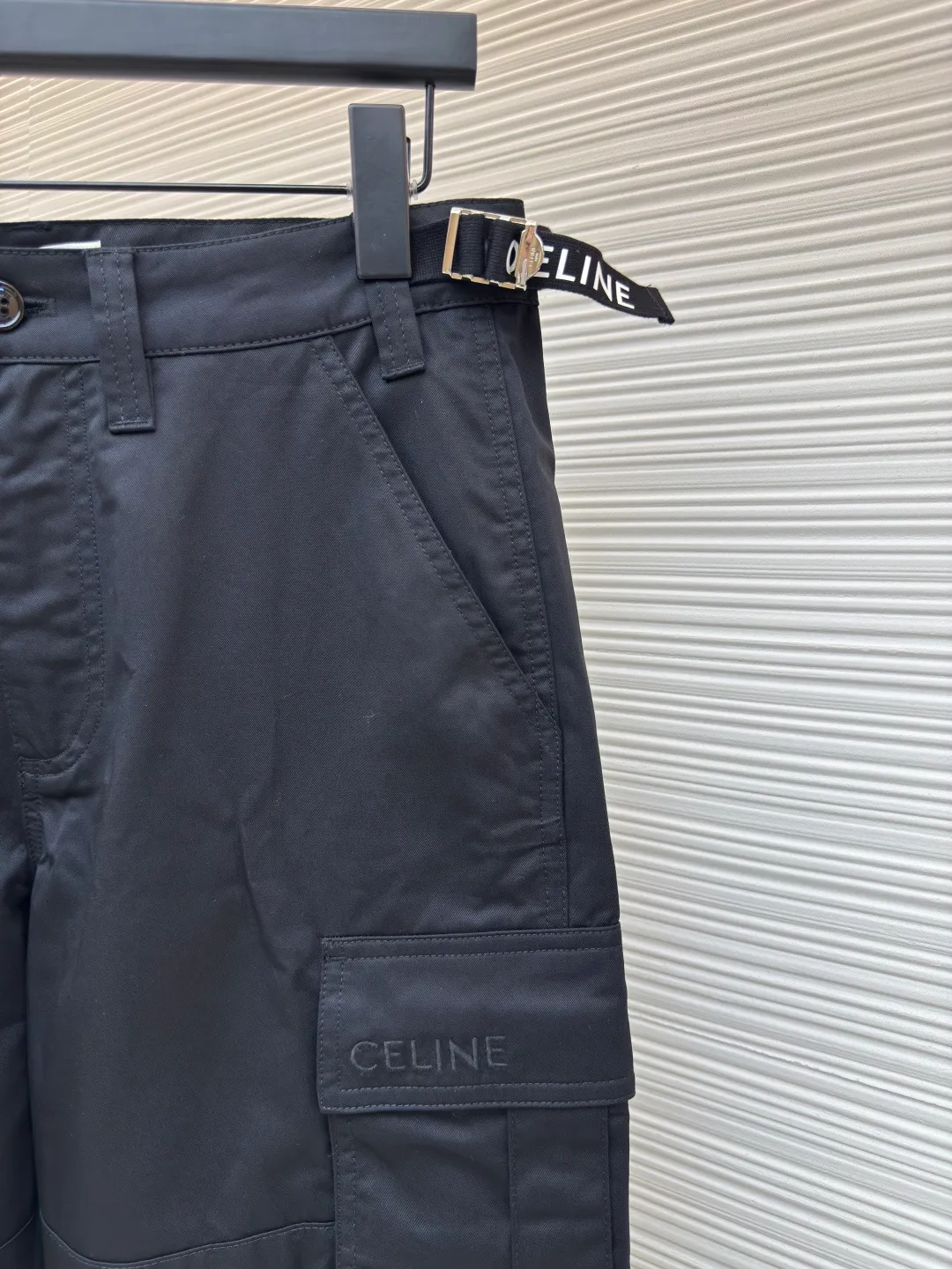 Celine webbing letter trousers ●Authentic product: Purchased and developed at 11500 ●Item number: 1680502-B50 ●Fabric: double-sided twill fabric ●Technology: Ribbon production ●Version: fitted version ●Weight: about 480 grams ●Size: 44-46-48-50 ●Description: Made of 40s cotton double-sided twill fabric, the surface of the gray fabric is singed and pre-shrunk and then dyed by long lathe process. The finished fabric surface is smooth and burr-free, the texture is clear and stiff, and it is matched with 60s twill imitation Tencel lining. The bag cover is embroidered with Tajima embroidery machine imported from Japan, and the three-dimensional glue Cotton thread hemming embroidery, 2cm thick cotton webbing dyed to the fabric color, scanning Y-pattern pattern to customize thick plate lettering film, highlighter pen to manually draw the positioning pattern, hot stamping machine to press double-sided lettering film at high temperature, molding to customize Japanese-shaped buckle made of platinum-plated bronze, and hand-sewn buckle made of resin. The overall wiring is straight and delicate, the fabric is comfortable and soft, and the color is consistent without color difference. It can be matched with the same style to create a fashionable look and control various occasions. Customized accessories, complete with three standards, same style for men and women!