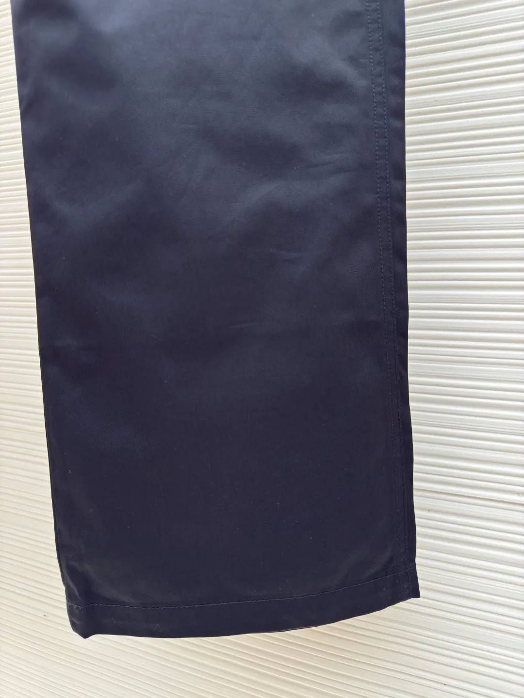 Celine webbing letter trousers ●Authentic product: Purchased and developed at 11500 ●Item number: 1680502-B50 ●Fabric: double-sided twill fabric ●Technology: Ribbon production ●Version: fitted version ●Weight: about 480 grams ●Size: 44-46-48-50 ●Description: Made of 40s cotton double-sided twill fabric, the surface of the gray fabric is singed and pre-shrunk and then dyed by long lathe process. The finished fabric surface is smooth and burr-free, the texture is clear and stiff, and it is matched with 60s twill imitation Tencel lining. The bag cover is embroidered with Tajima embroidery machine imported from Japan, and the three-dimensional glue Cotton thread hemming embroidery, 2cm thick cotton webbing dyed to the fabric color, scanning Y-pattern pattern to customize thick plate lettering film, highlighter pen to manually draw the positioning pattern, hot stamping machine to press double-sided lettering film at high temperature, molding to customize Japanese-shaped buckle made of platinum-plated bronze, and hand-sewn buckle made of resin. The overall wiring is straight and delicate, the fabric is comfortable and soft, and the color is consistent without color difference. It can be matched with the same style to create a fashionable look and control various occasions. Customized accessories, complete with three standards, same style for men and women!