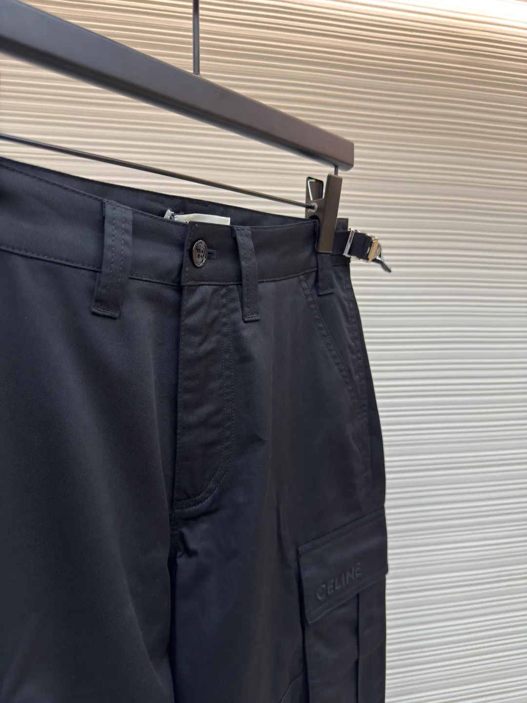 Celine webbing letter trousers ●Authentic product: Purchased and developed at 11500 ●Item number: 1680502-B50 ●Fabric: double-sided twill fabric ●Technology: Ribbon production ●Version: fitted version ●Weight: about 480 grams ●Size: 44-46-48-50 ●Description: Made of 40s cotton double-sided twill fabric, the surface of the gray fabric is singed and pre-shrunk and then dyed by long lathe process. The finished fabric surface is smooth and burr-free, the texture is clear and stiff, and it is matched with 60s twill imitation Tencel lining. The bag cover is embroidered with Tajima embroidery machine imported from Japan, and the three-dimensional glue Cotton thread hemming embroidery, 2cm thick cotton webbing dyed to the fabric color, scanning Y-pattern pattern to customize thick plate lettering film, highlighter pen to manually draw the positioning pattern, hot stamping machine to press double-sided lettering film at high temperature, molding to customize Japanese-shaped buckle made of platinum-plated bronze, and hand-sewn buckle made of resin. The overall wiring is straight and delicate, the fabric is comfortable and soft, and the color is consistent without color difference. It can be matched with the same style to create a fashionable look and control various occasions. Customized accessories, complete with three standards, same style for men and women!
