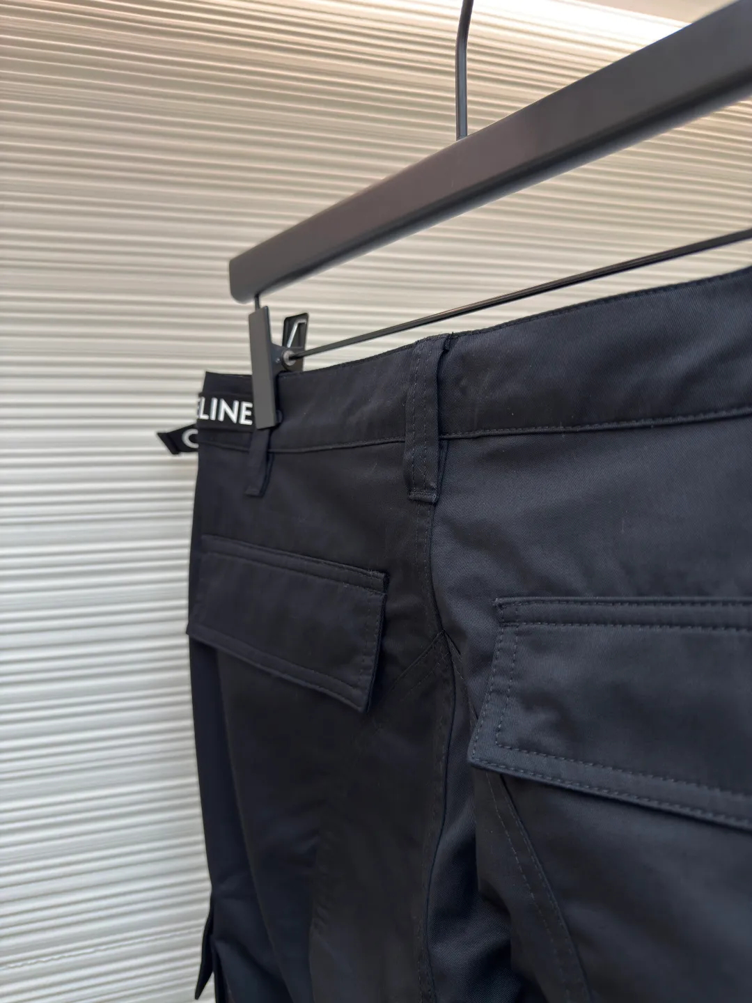 Celine webbing letter trousers ●Authentic product: Purchased and developed at 11500 ●Item number: 1680502-B50 ●Fabric: double-sided twill fabric ●Technology: Ribbon production ●Version: fitted version ●Weight: about 480 grams ●Size: 44-46-48-50 ●Description: Made of 40s cotton double-sided twill fabric, the surface of the gray fabric is singed and pre-shrunk and then dyed by long lathe process. The finished fabric surface is smooth and burr-free, the texture is clear and stiff, and it is matched with 60s twill imitation Tencel lining. The bag cover is embroidered with Tajima embroidery machine imported from Japan, and the three-dimensional glue Cotton thread hemming embroidery, 2cm thick cotton webbing dyed to the fabric color, scanning Y-pattern pattern to customize thick plate lettering film, highlighter pen to manually draw the positioning pattern, hot stamping machine to press double-sided lettering film at high temperature, molding to customize Japanese-shaped buckle made of platinum-plated bronze, and hand-sewn buckle made of resin. The overall wiring is straight and delicate, the fabric is comfortable and soft, and the color is consistent without color difference. It can be matched with the same style to create a fashionable look and control various occasions. Customized accessories, complete with three standards, same style for men and women!