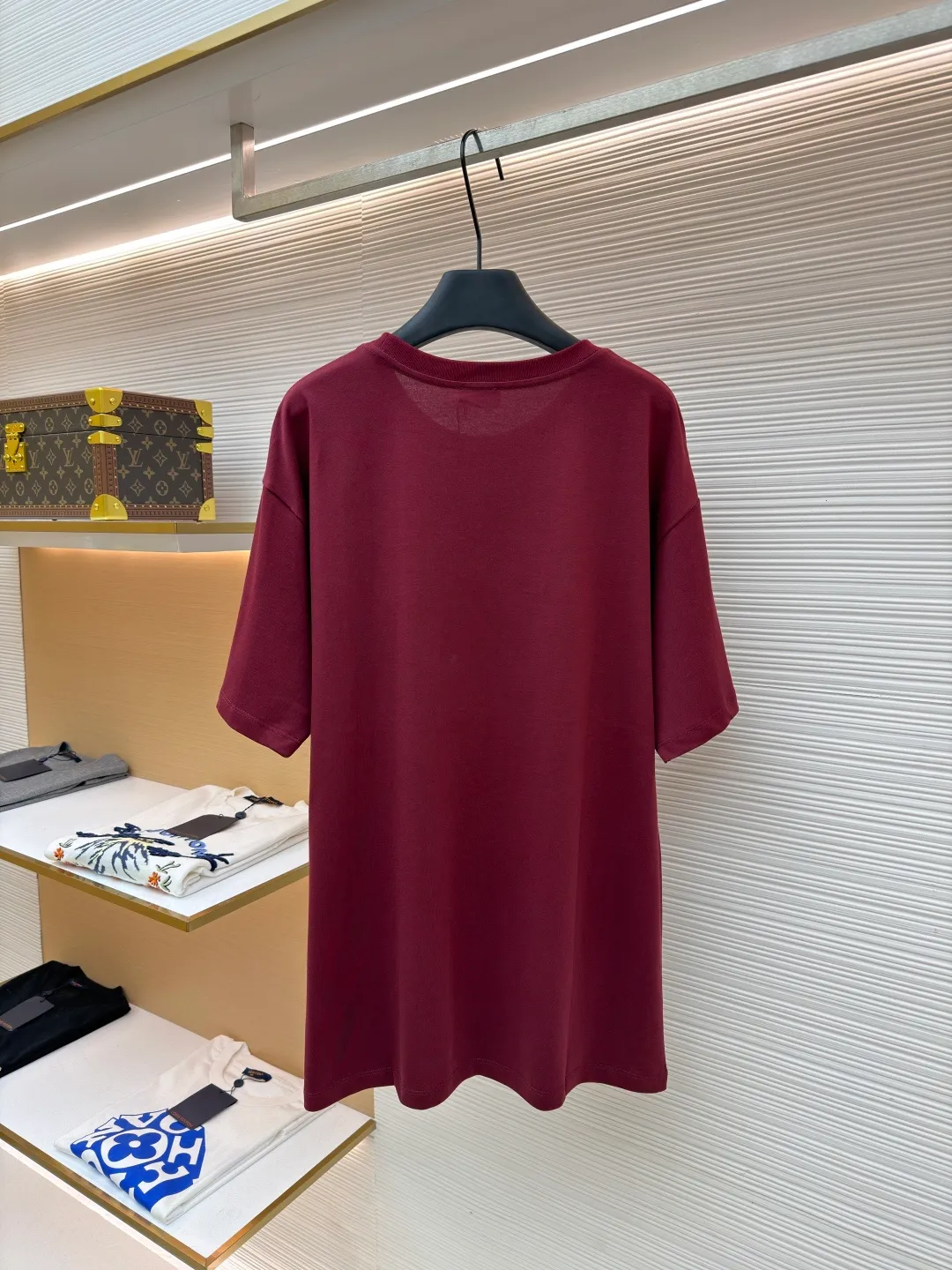 Celine Arc de Triomphe short sleeves ●Original version: Purchased and developed for 5100 ●Item number: 1682419-X90 ●Fabric: 40-count double-ply fabric ●Technology: embroidery production ●Color: burgundy ●Version: Fitted version ●Weight: about 255 grams ●Size: S-M-L-XL ●Description: Made of 40-count double-ply fabric, soft to the touch, comfortable and skin-friendly, the iconic Celine Arc de Triomphe logo embellishes the front Simple to the extreme is fashionable. The simplest classic black T-shirt is the most touching. Adopt imported machine embroidery technology, use advanced computer control systems and precision mechanical components to achieve Arc de Triomphe embroidery operations with high precision. The lines are smooth and delicate, and the fabrics have been washed. It has a better hand feel and texture, is not easy to deform, is not easy to shrink, is not easy to fade, and maintains long-term beauty. The overall wiring is straight and delicate, the fabric is comfortable and soft, and the color is consistent without color difference. It can be matched with the same style to create a fashionable look and control various occasions. Customized accessories, complete with three standards, same style for men and women!