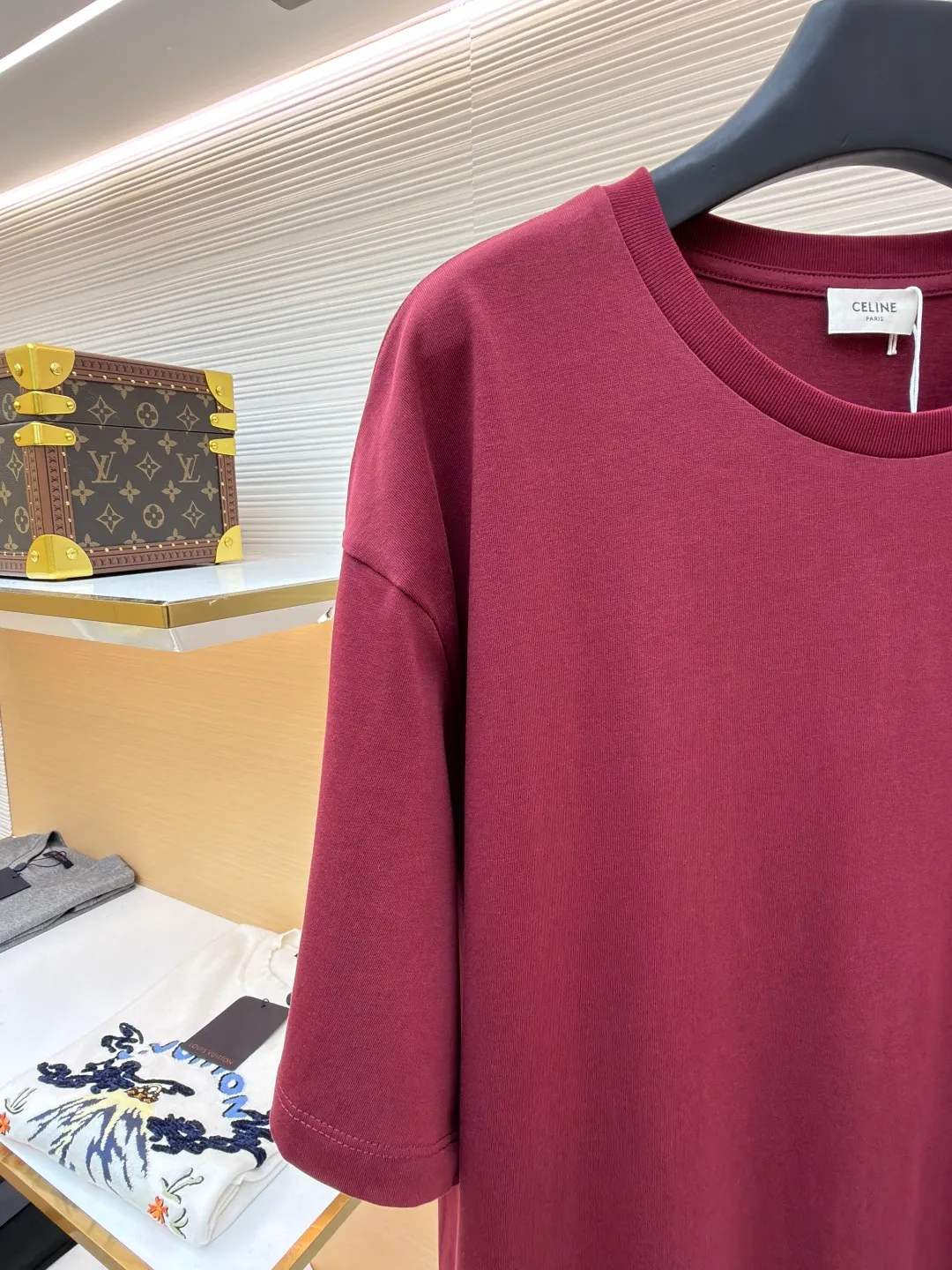 Celine Arc de Triomphe short sleeves ●Original version: Purchased and developed for 5100 ●Item number: 1682419-X90 ●Fabric: 40-count double-ply fabric ●Technology: embroidery production ●Color: burgundy ●Version: Fitted version ●Weight: about 255 grams ●Size: S-M-L-XL ●Description: Made of 40-count double-ply fabric, soft to the touch, comfortable and skin-friendly, the iconic Celine Arc de Triomphe logo embellishes the front Simple to the extreme is fashionable. The simplest classic black T-shirt is the most touching. Adopt imported machine embroidery technology, use advanced computer control systems and precision mechanical components to achieve Arc de Triomphe embroidery operations with high precision. The lines are smooth and delicate, and the fabrics have been washed. It has a better hand feel and texture, is not easy to deform, is not easy to shrink, is not easy to fade, and maintains long-term beauty. The overall wiring is straight and delicate, the fabric is comfortable and soft, and the color is consistent without color difference. It can be matched with the same style to create a fashionable look and control various occasions. Customized accessories, complete with three standards, same style for men and women!