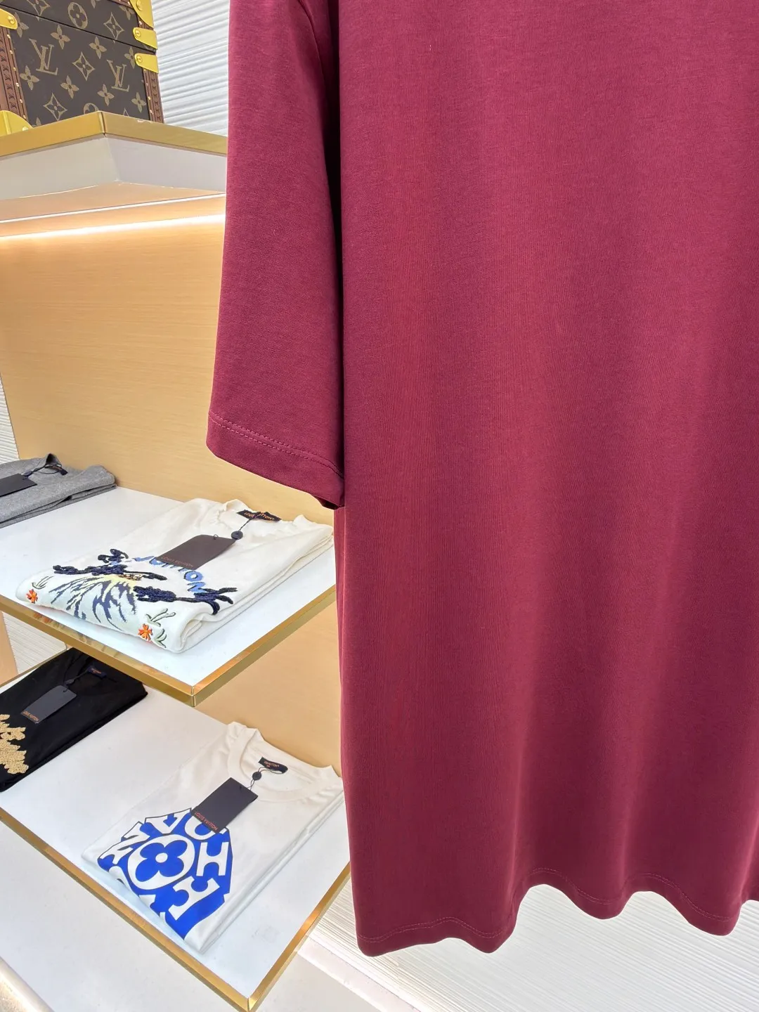 Celine Arc de Triomphe short sleeves ●Original version: Purchased and developed for 5100 ●Item number: 1682419-X90 ●Fabric: 40-count double-ply fabric ●Technology: embroidery production ●Color: burgundy ●Version: Fitted version ●Weight: about 255 grams ●Size: S-M-L-XL ●Description: Made of 40-count double-ply fabric, soft to the touch, comfortable and skin-friendly, the iconic Celine Arc de Triomphe logo embellishes the front Simple to the extreme is fashionable. The simplest classic black T-shirt is the most touching. Adopt imported machine embroidery technology, use advanced computer control systems and precision mechanical components to achieve Arc de Triomphe embroidery operations with high precision. The lines are smooth and delicate, and the fabrics have been washed. It has a better hand feel and texture, is not easy to deform, is not easy to shrink, is not easy to fade, and maintains long-term beauty. The overall wiring is straight and delicate, the fabric is comfortable and soft, and the color is consistent without color difference. It can be matched with the same style to create a fashionable look and control various occasions. Customized accessories, complete with three standards, same style for men and women!