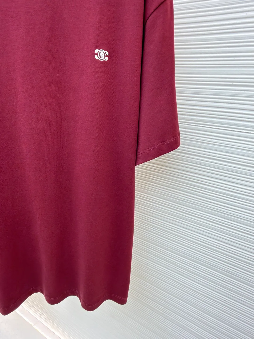 Celine Arc de Triomphe short sleeves ●Original version: Purchased and developed for 5100 ●Item number: 1682419-X90 ●Fabric: 40-count double-ply fabric ●Technology: embroidery production ●Color: burgundy ●Version: Fitted version ●Weight: about 255 grams ●Size: S-M-L-XL ●Description: Made of 40-count double-ply fabric, soft to the touch, comfortable and skin-friendly, the iconic Celine Arc de Triomphe logo embellishes the front Simple to the extreme is fashionable. The simplest classic black T-shirt is the most touching. Adopt imported machine embroidery technology, use advanced computer control systems and precision mechanical components to achieve Arc de Triomphe embroidery operations with high precision. The lines are smooth and delicate, and the fabrics have been washed. It has a better hand feel and texture, is not easy to deform, is not easy to shrink, is not easy to fade, and maintains long-term beauty. The overall wiring is straight and delicate, the fabric is comfortable and soft, and the color is consistent without color difference. It can be matched with the same style to create a fashionable look and control various occasions. Customized accessories, complete with three standards, same style for men and women!