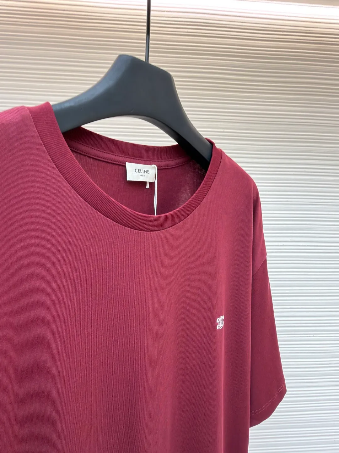 Celine Arc de Triomphe short sleeves ●Original version: Purchased and developed for 5100 ●Item number: 1682419-X90 ●Fabric: 40-count double-ply fabric ●Technology: embroidery production ●Color: burgundy ●Version: Fitted version ●Weight: about 255 grams ●Size: S-M-L-XL ●Description: Made of 40-count double-ply fabric, soft to the touch, comfortable and skin-friendly, the iconic Celine Arc de Triomphe logo embellishes the front Simple to the extreme is fashionable. The simplest classic black T-shirt is the most touching. Adopt imported machine embroidery technology, use advanced computer control systems and precision mechanical components to achieve Arc de Triomphe embroidery operations with high precision. The lines are smooth and delicate, and the fabrics have been washed. It has a better hand feel and texture, is not easy to deform, is not easy to shrink, is not easy to fade, and maintains long-term beauty. The overall wiring is straight and delicate, the fabric is comfortable and soft, and the color is consistent without color difference. It can be matched with the same style to create a fashionable look and control various occasions. Customized accessories, complete with three standards, same style for men and women!