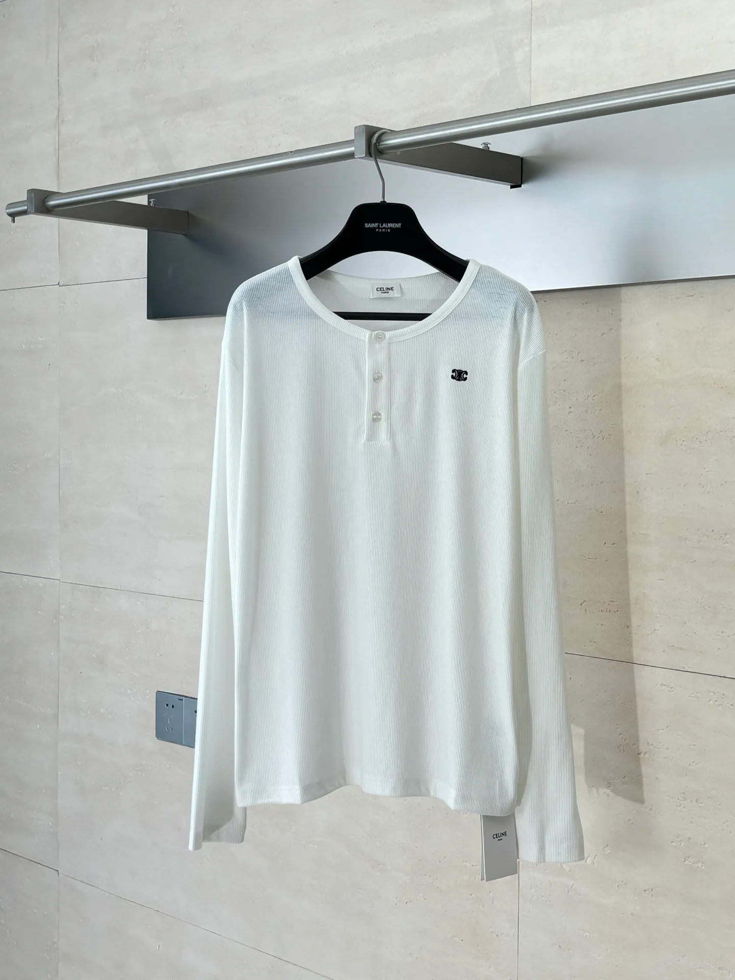 🅿️316 Celin*/Celine 25FW early autumn series TRIOMPHE embroidered long-staple cotton ribbed button long-sleeved T-shirt. Slim fit round neck collar decorated with ribbed trim and 3 mother-of-pearl buttons. Washing method: Dry clean or wrap inside out in a laundry bag. Wash separately and iron on the inside at medium temperature! Do not soak in warm water for washing!  Size：S/M/L
