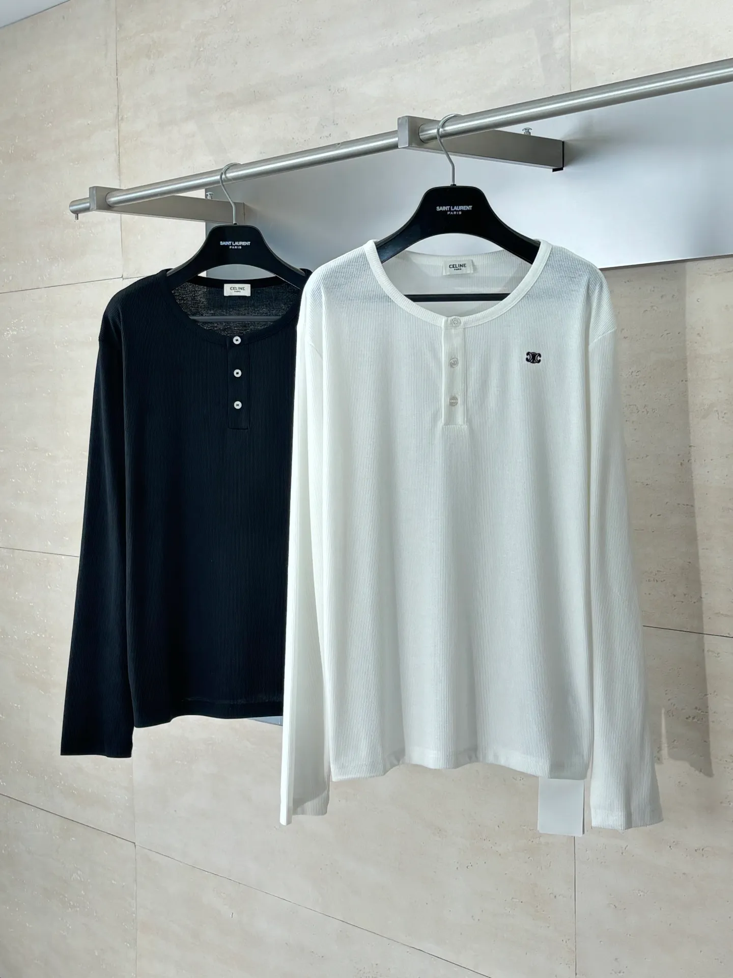 🅿️316 Celin*/Celine 25FW early autumn series TRIOMPHE embroidered long-staple cotton ribbed button long-sleeved T-shirt. Slim fit round neck collar decorated with ribbed trim and 3 mother-of-pearl buttons. Washing method: Dry clean or wrap inside out in a laundry bag. Wash separately and iron on the inside at medium temperature! Do not soak in warm water for washing!  Size：S/M/L