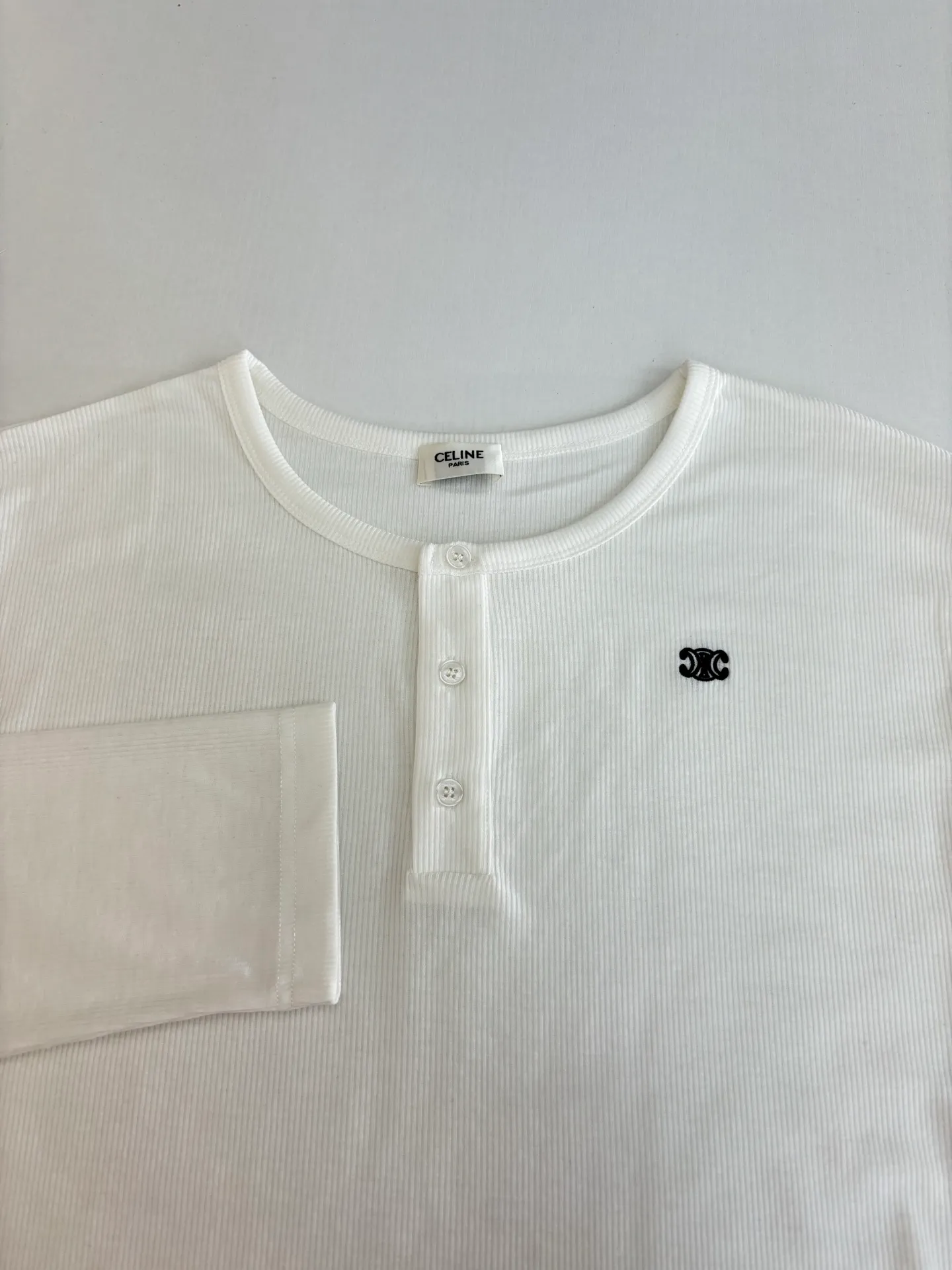 🅿️316 Celin*/Celine 25FW early autumn series TRIOMPHE embroidered long-staple cotton ribbed button long-sleeved T-shirt. Slim fit round neck collar decorated with ribbed trim and 3 mother-of-pearl buttons. Washing method: Dry clean or wrap inside out in a laundry bag. Wash separately and iron on the inside at medium temperature! Do not soak in warm water for washing!  Size：S/M/L