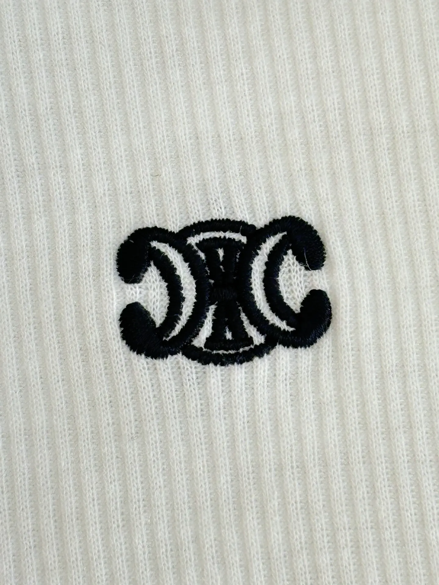 🅿️316 Celin*/Celine 25FW early autumn series TRIOMPHE embroidered long-staple cotton ribbed button long-sleeved T-shirt. Slim fit round neck collar decorated with ribbed trim and 3 mother-of-pearl buttons. Washing method: Dry clean or wrap inside out in a laundry bag. Wash separately and iron on the inside at medium temperature! Do not soak in warm water for washing!  Size：S/M/L