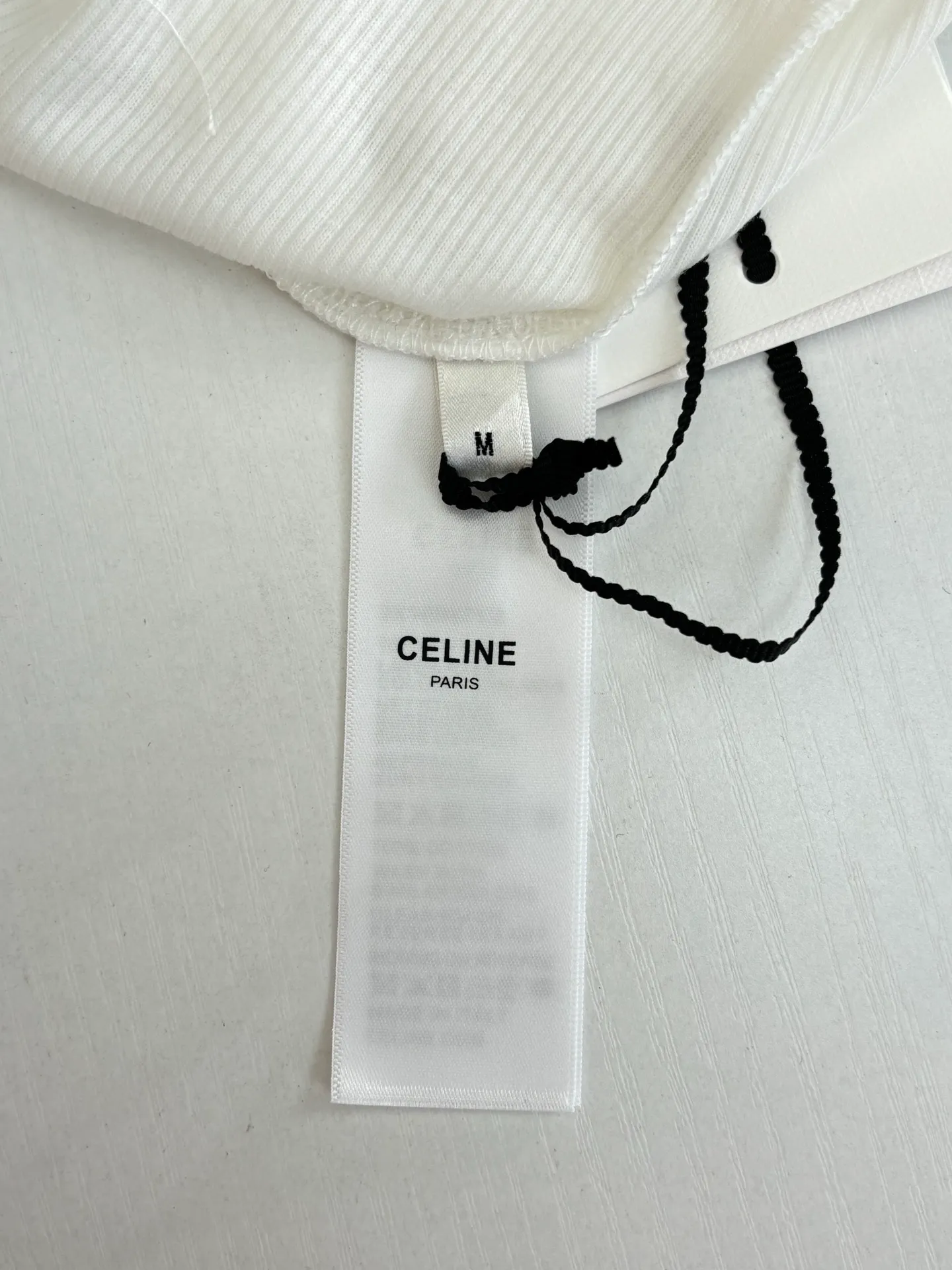 🅿️316 Celin*/Celine 25FW early autumn series TRIOMPHE embroidered long-staple cotton ribbed button long-sleeved T-shirt. Slim fit round neck collar decorated with ribbed trim and 3 mother-of-pearl buttons. Washing method: Dry clean or wrap inside out in a laundry bag. Wash separately and iron on the inside at medium temperature! Do not soak in warm water for washing!  Size：S/M/L