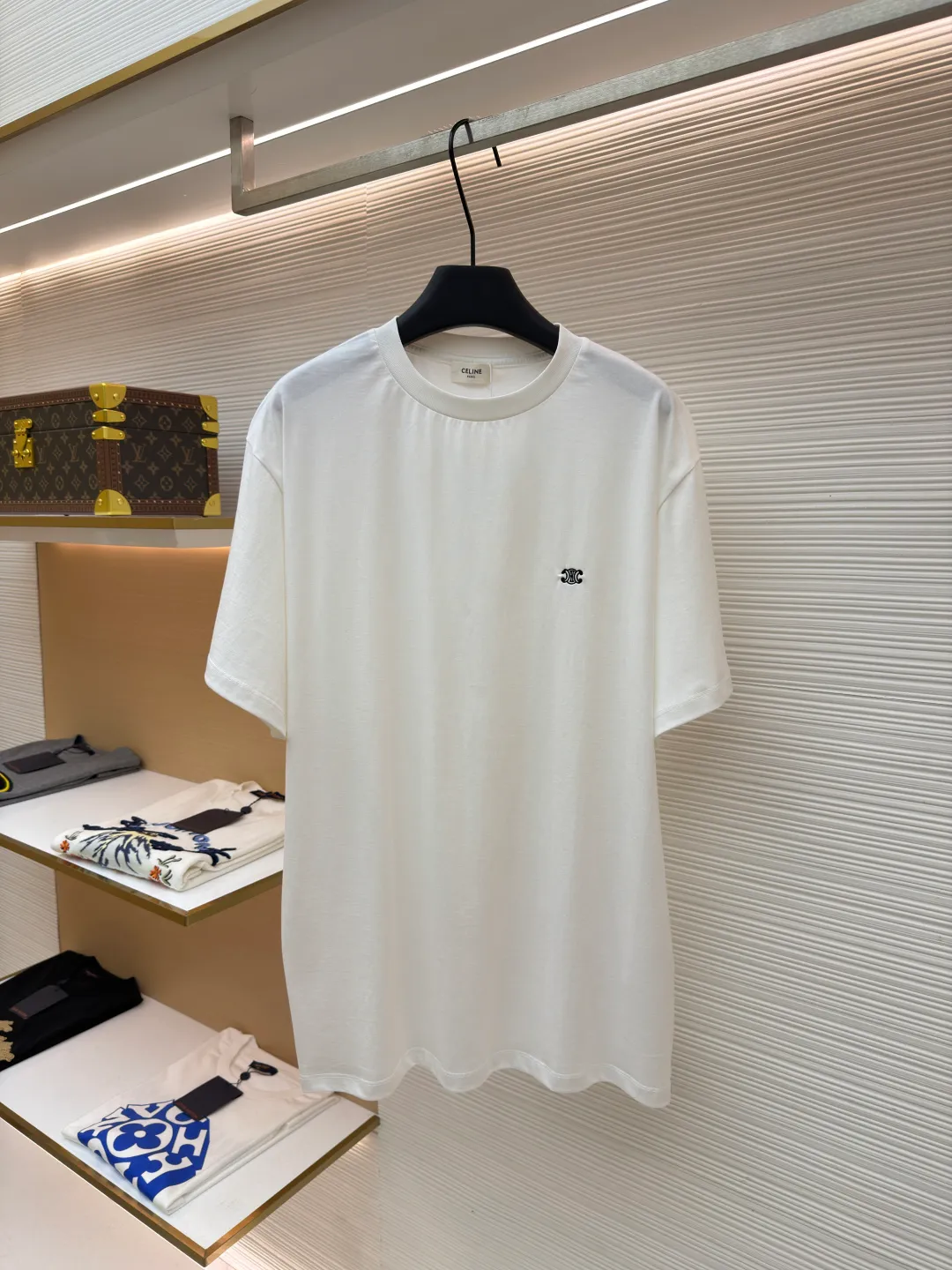 Celine Arc de Triomphe short sleeves ●Original version: Purchased and developed for 5100 ●Item number: 1682420-X90 ●Fabric: 40-count double-ply fabric ●Technology: embroidery production ●Color: white ●Version: Fitted version ●Weight: about 205 grams ●Size: S-M-L-XL ●Description: Made of 40-count double-ply fabric, soft to the touch, comfortable and skin-friendly, the iconic Celine Arc de Triomphe logo embellishes the front Simple to the extreme is fashionable. The simplest classic black T-shirt is the most touching. Adopt imported machine embroidery technology, use advanced computer control systems and precision mechanical components to achieve Arc de Triomphe embroidery operations with high precision. The lines are smooth and delicate, and the fabrics have been washed. It has a better hand feel and texture, is not easy to deform, is not easy to shrink, is not easy to fade, and maintains long-term beauty. The overall wiring is straight and delicate, the fabric is comfortable and soft, and the color is consistent without color difference. It can be matched with the same style to create a fashionable look and control various occasions. Customized accessories, complete with three standards, same style for men and women!