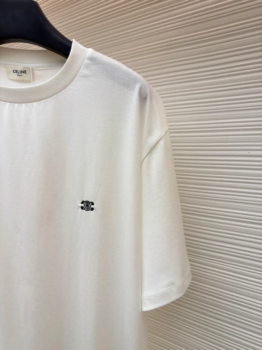 Celine Arc de Triomphe short sleeves ●Original version: Purchased and developed for 5100 ●Item number: 1682420-X90 ●Fabric: 40-count double-ply fabric ●Technology: embroidery production ●Color: white ●Version: Fitted version ●Weight: about 205 grams ●Size: S-M-L-XL ●Description: Made of 40-count double-ply fabric, soft to the touch, comfortable and skin-friendly, the iconic Celine Arc de Triomphe logo embellishes the front Simple to the extreme is fashionable. The simplest classic black T-shirt is the most touching. Adopt imported machine embroidery technology, use advanced computer control systems and precision mechanical components to achieve Arc de Triomphe embroidery operations with high precision. The lines are smooth and delicate, and the fabrics have been washed. It has a better hand feel and texture, is not easy to deform, is not easy to shrink, is not easy to fade, and maintains long-term beauty. The overall wiring is straight and delicate, the fabric is comfortable and soft, and the color is consistent without color difference. It can be matched with the same style to create a fashionable look and control various occasions. Customized accessories, complete with three standards, same style for men and women!