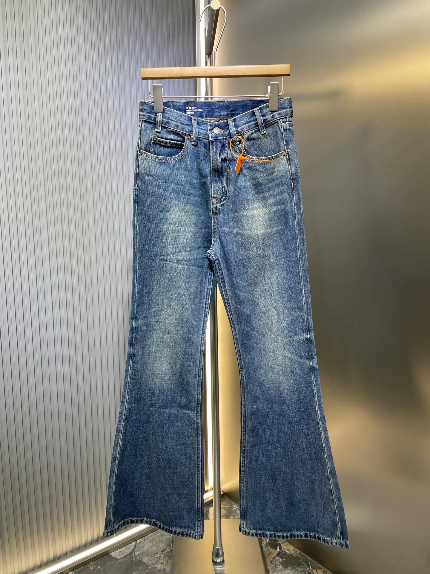 🅿️580 🌟Celine washed bootcut jeans. Customized fine textured bias-cut 100% cotton cow silk. Excellent texture. Comfortable and close to the skin. Classic blue tone and gradient whitening interweave, adding a touch of modernity and lightness. The source of charm lies in the victory of the version. Perfectly fit the body. Show charming curves when walking. The seemingly random bad edges are actually a stroke of ingenuity. It adds a bit of spontaneity and uninhibitedness. Craftsmanship 1: Combining the rubbing and wrinkling whisker technology with the gun-painted whisker technique. Prioritize manual rubbing in specific areas to achieve a natural wrinkle effect. Then use specific tools to draw the whisker-shaped texture to create a full visual effect. Process 2: Heavy washing and whitening process. The denim fabric is subjected to multiple in-depth treatments through physical and chemical means to give the surface of the clothing a dark effect. The denim fabric is then machine-polished to create a wear effect on the surface of the clothing. Process 3: Use the rotten edge hanging technology on the holes. Achieve a natural rotten edge effect by rubbing the edges through physical abrasion. Remove fiber hairiness and color difference through the combination of high-temperature steam and sanding paper, giving jeans a unique hole and wear effect. Accessories: Customized 1:1 Celine zipper puller Customized 1:1 Celine shake button Customized 1:1 Celine nipple nail Customized 1:1 Celine trademark Fit: Loose fit Size: 28 29 30 31 Style number: 25211-B70