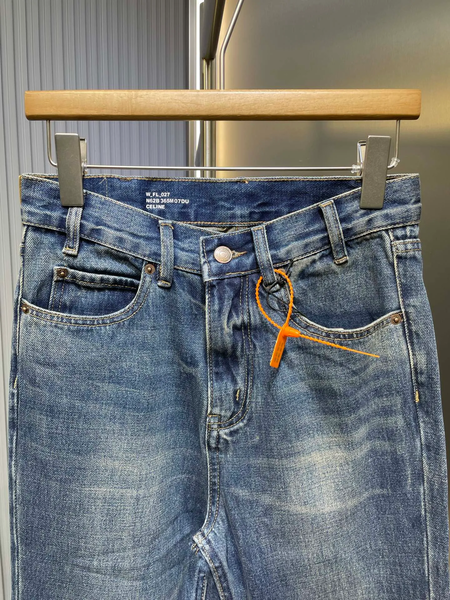 🅿️580 🌟Celine washed bootcut jeans. Customized fine textured bias-cut 100% cotton cow silk. Excellent texture. Comfortable and close to the skin. Classic blue tone and gradient whitening interweave, adding a touch of modernity and lightness. The source of charm lies in the victory of the version. Perfectly fit the body. Show charming curves when walking. The seemingly random bad edges are actually a stroke of ingenuity. It adds a bit of spontaneity and uninhibitedness. Craftsmanship 1: Combining the rubbing and wrinkling whisker technology with the gun-painted whisker technique. Prioritize manual rubbing in specific areas to achieve a natural wrinkle effect. Then use specific tools to draw the whisker-shaped texture to create a full visual effect. Process 2: Heavy washing and whitening process. The denim fabric is subjected to multiple in-depth treatments through physical and chemical means to give the surface of the clothing a dark effect. The denim fabric is then machine-polished to create a wear effect on the surface of the clothing. Process 3: Use the rotten edge hanging technology on the holes. Achieve a natural rotten edge effect by rubbing the edges through physical abrasion. Remove fiber hairiness and color difference through the combination of high-temperature steam and sanding paper, giving jeans a unique hole and wear effect. Accessories: Customized 1:1 Celine zipper puller Customized 1:1 Celine shake button Customized 1:1 Celine nipple nail Customized 1:1 Celine trademark Fit: Loose fit Size: 28 29 30 31 Style number: 25211-B70