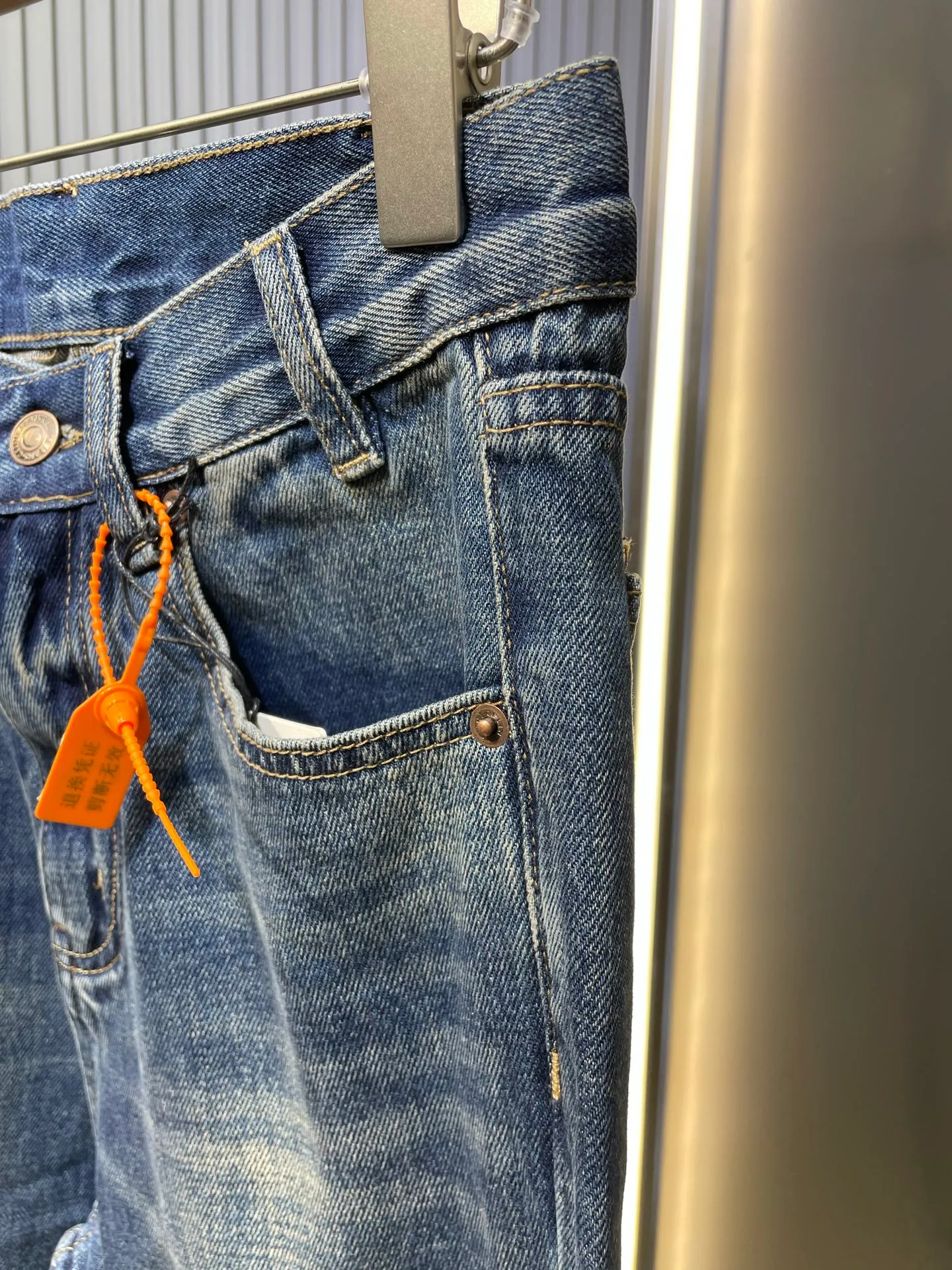 🅿️580 🌟Celine washed bootcut jeans. Customized fine textured bias-cut 100% cotton cow silk. Excellent texture. Comfortable and close to the skin. Classic blue tone and gradient whitening interweave, adding a touch of modernity and lightness. The source of charm lies in the victory of the version. Perfectly fit the body. Show charming curves when walking. The seemingly random bad edges are actually a stroke of ingenuity. It adds a bit of spontaneity and uninhibitedness. Craftsmanship 1: Combining the rubbing and wrinkling whisker technology with the gun-painted whisker technique. Prioritize manual rubbing in specific areas to achieve a natural wrinkle effect. Then use specific tools to draw the whisker-shaped texture to create a full visual effect. Process 2: Heavy washing and whitening process. The denim fabric is subjected to multiple in-depth treatments through physical and chemical means to give the surface of the clothing a dark effect. The denim fabric is then machine-polished to create a wear effect on the surface of the clothing. Process 3: Use the rotten edge hanging technology on the holes. Achieve a natural rotten edge effect by rubbing the edges through physical abrasion. Remove fiber hairiness and color difference through the combination of high-temperature steam and sanding paper, giving jeans a unique hole and wear effect. Accessories: Customized 1:1 Celine zipper puller Customized 1:1 Celine shake button Customized 1:1 Celine nipple nail Customized 1:1 Celine trademark Fit: Loose fit Size: 28 29 30 31 Style number: 25211-B70