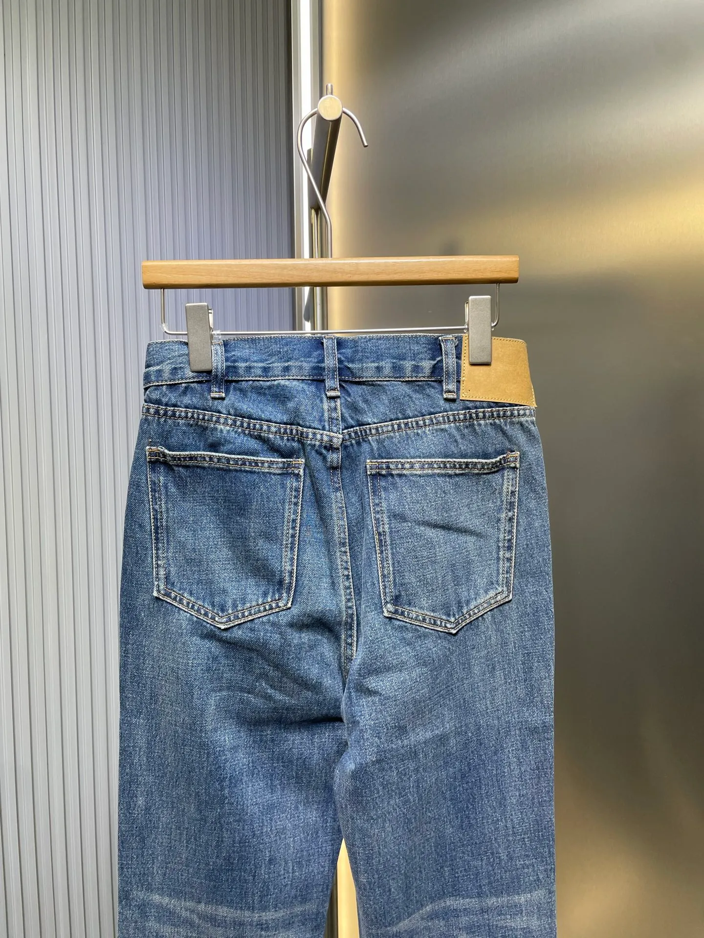 🅿️580 🌟Celine washed bootcut jeans. Customized fine textured bias-cut 100% cotton cow silk. Excellent texture. Comfortable and close to the skin. Classic blue tone and gradient whitening interweave, adding a touch of modernity and lightness. The source of charm lies in the victory of the version. Perfectly fit the body. Show charming curves when walking. The seemingly random bad edges are actually a stroke of ingenuity. It adds a bit of spontaneity and uninhibitedness. Craftsmanship 1: Combining the rubbing and wrinkling whisker technology with the gun-painted whisker technique. Prioritize manual rubbing in specific areas to achieve a natural wrinkle effect. Then use specific tools to draw the whisker-shaped texture to create a full visual effect. Process 2: Heavy washing and whitening process. The denim fabric is subjected to multiple in-depth treatments through physical and chemical means to give the surface of the clothing a dark effect. The denim fabric is then machine-polished to create a wear effect on the surface of the clothing. Process 3: Use the rotten edge hanging technology on the holes. Achieve a natural rotten edge effect by rubbing the edges through physical abrasion. Remove fiber hairiness and color difference through the combination of high-temperature steam and sanding paper, giving jeans a unique hole and wear effect. Accessories: Customized 1:1 Celine zipper puller Customized 1:1 Celine shake button Customized 1:1 Celine nipple nail Customized 1:1 Celine trademark Fit: Loose fit Size: 28 29 30 31 Style number: 25211-B70